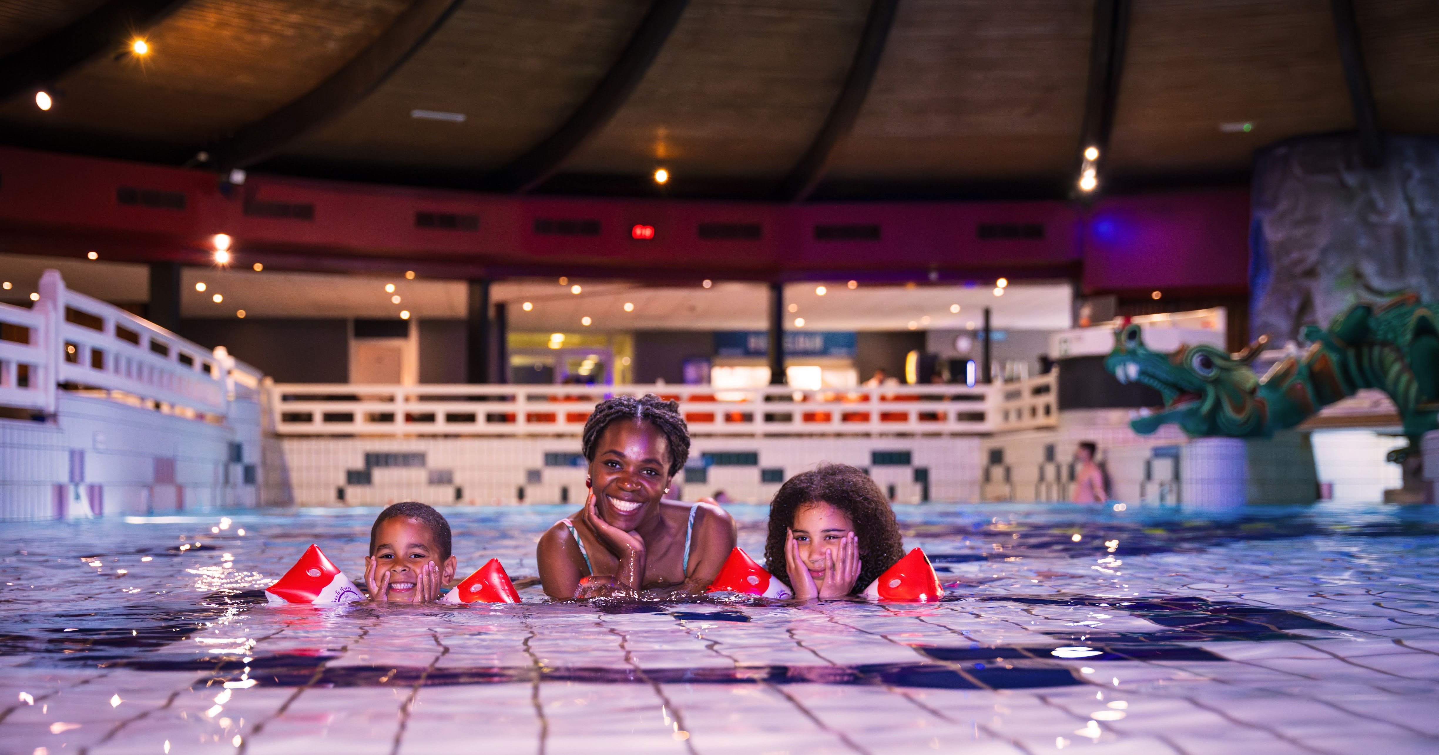 Zwemparadijs De Bonte Wever met glijbanen, golfslagbad en peuterbad