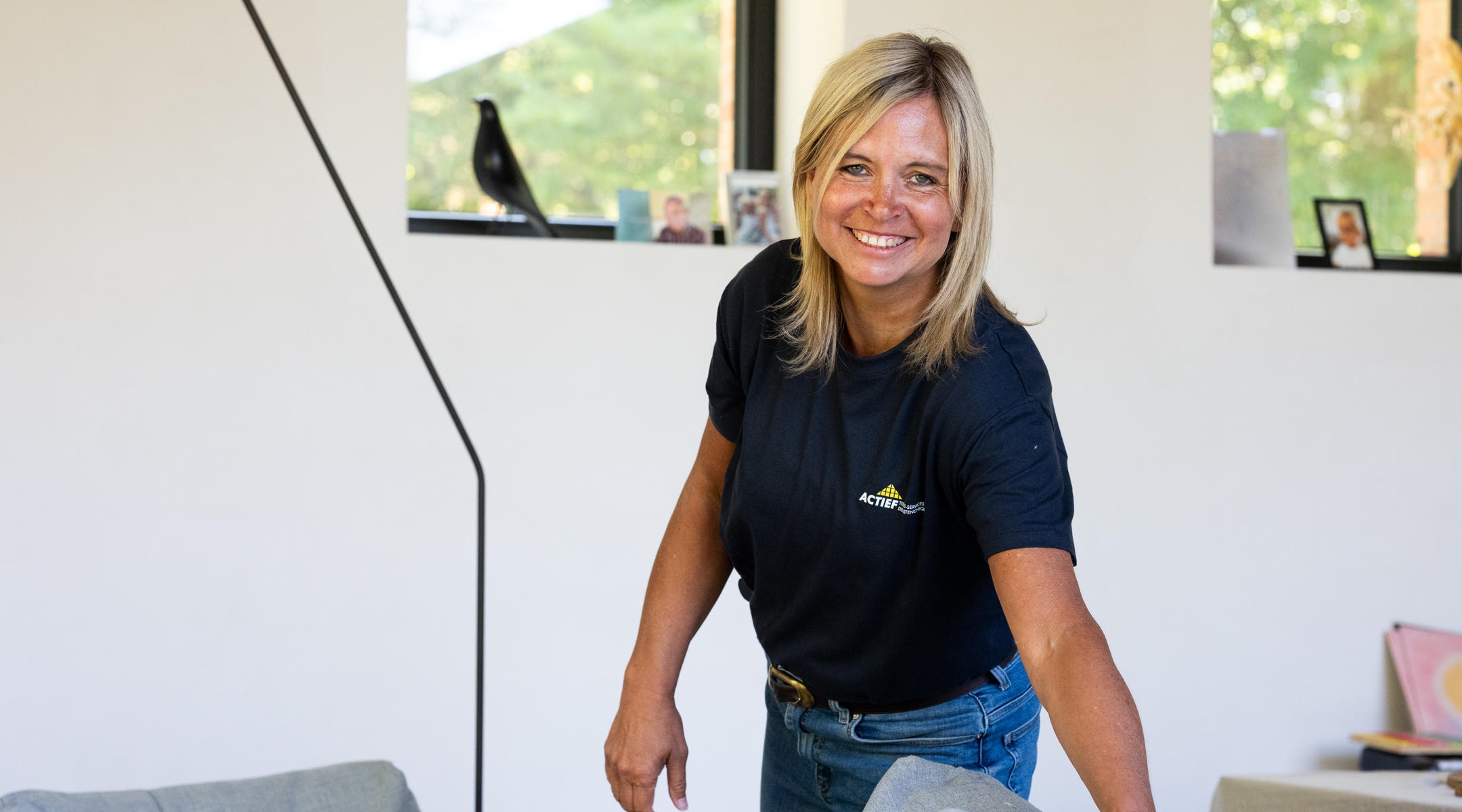 huishoudhulp aan het werk in een woning