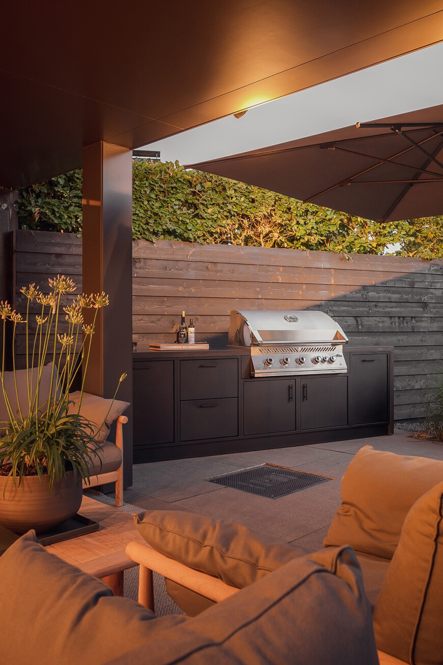 Urban outdoor kitchen