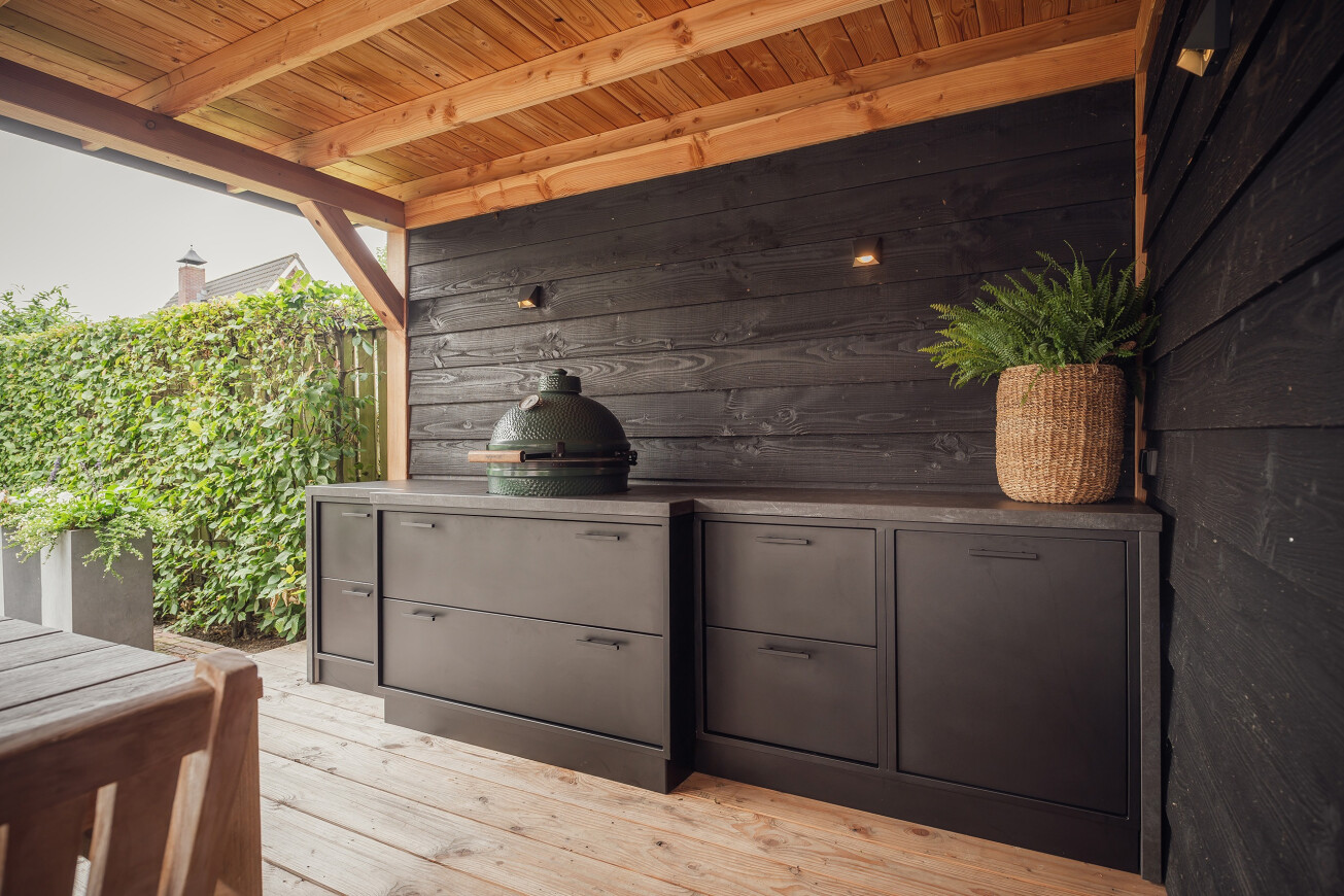 Anthracite outdoor kitchen in Enkhuizen