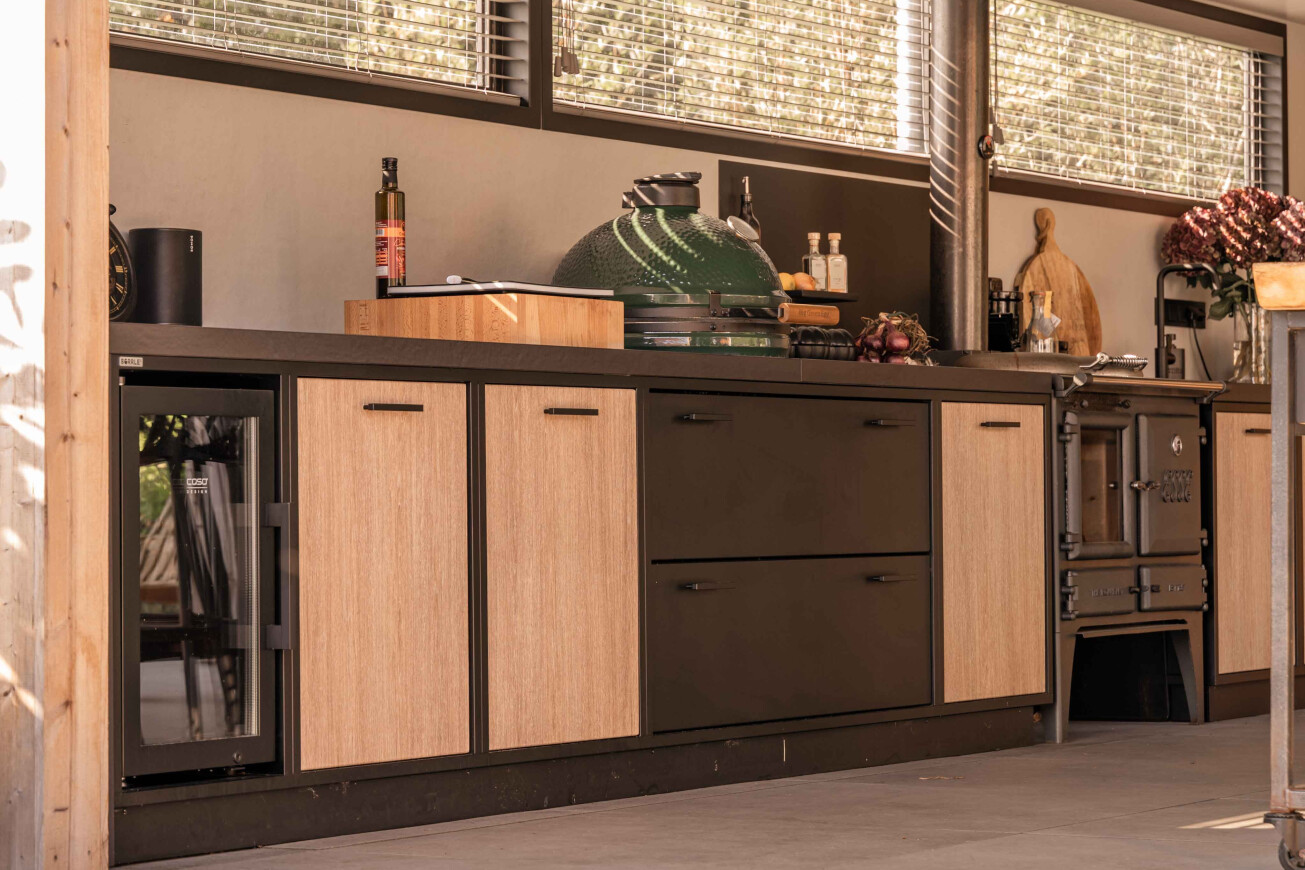 Houtkleurige buitenkeuken Hoofddorp