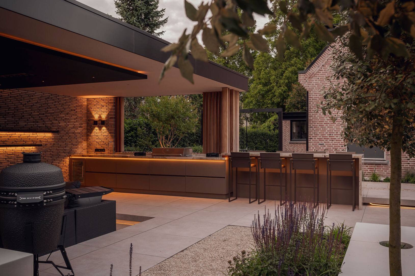 Luxe buitenkeuken met bar en spoelbak