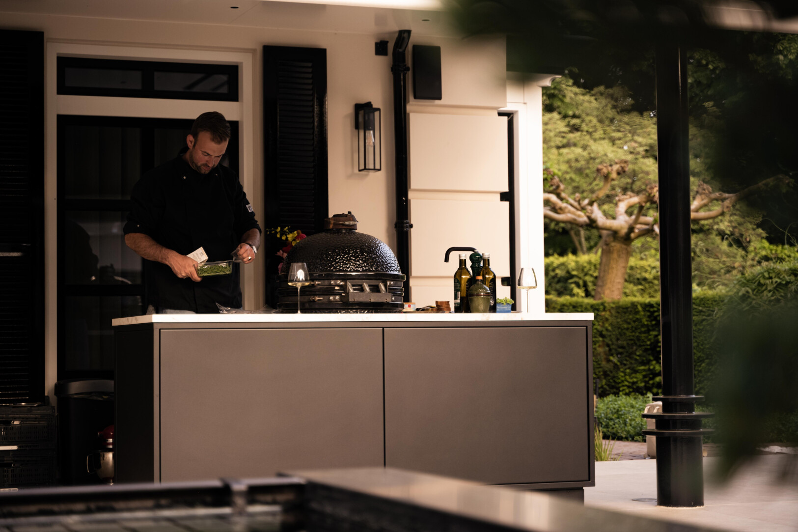 Luxe buitenkeuken zwart