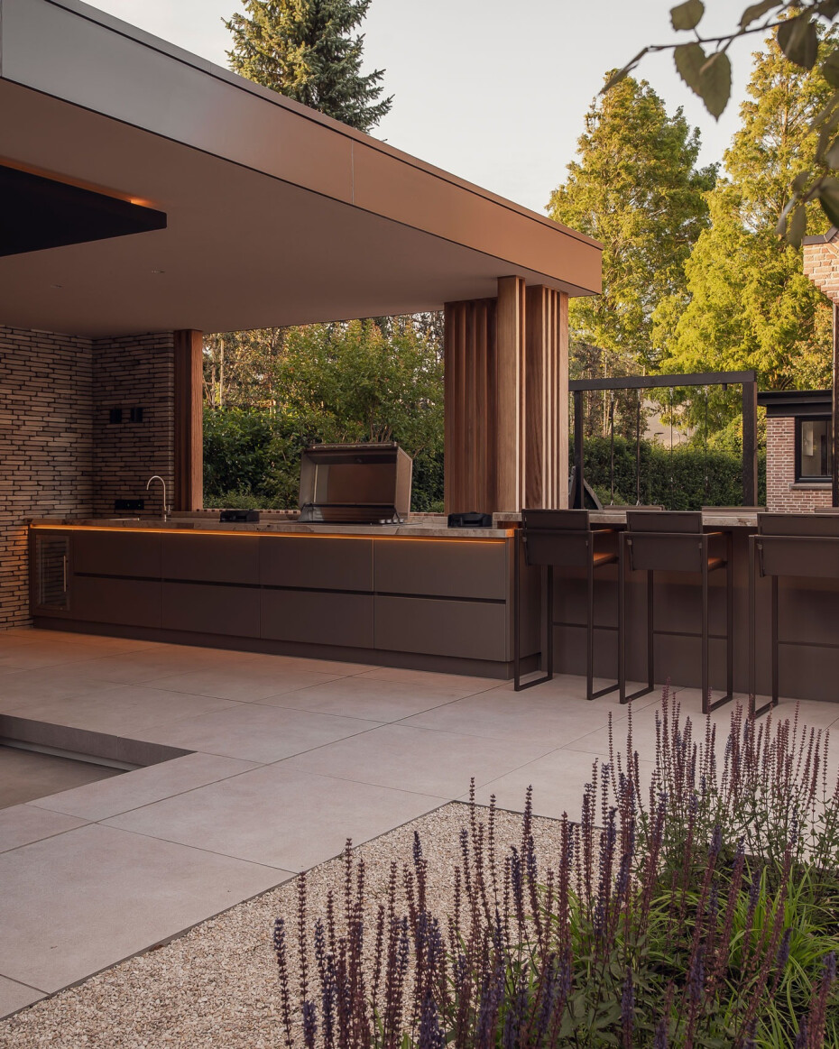 Luxe buitenkeuken met overkapping