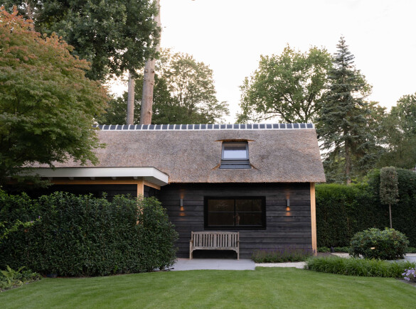 Tuinhuis met rieten dak