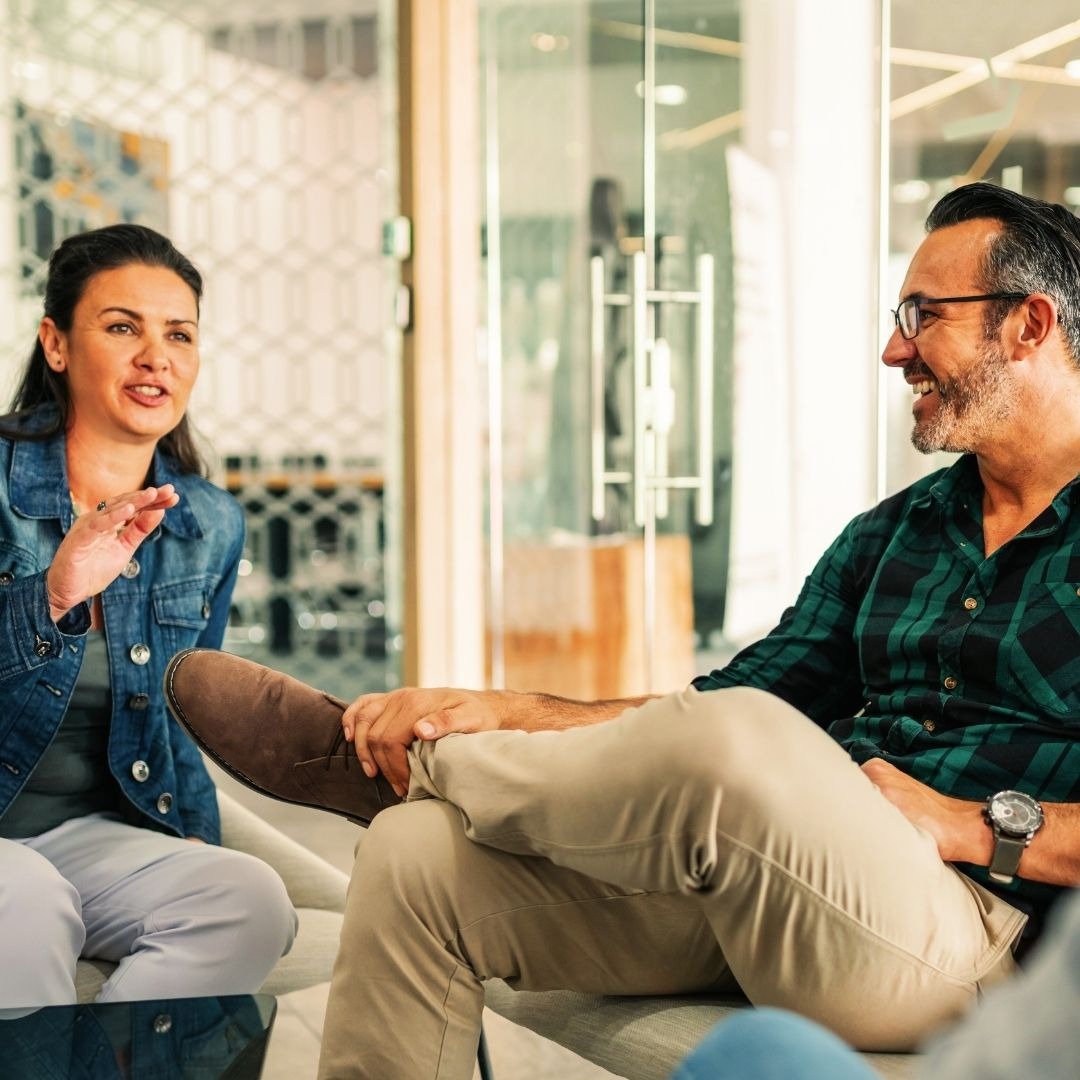 CEREO inspiratiebeeld  Medewerker in gesprek met vertrouwenspersoon