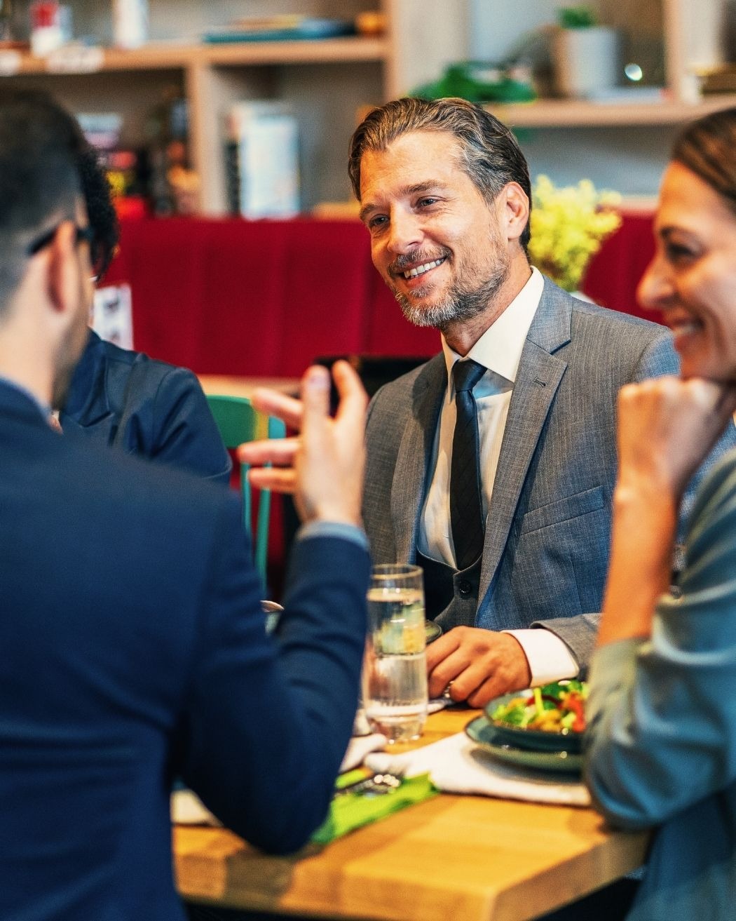 CEREO Werknemers lunchen in kantoorkantine