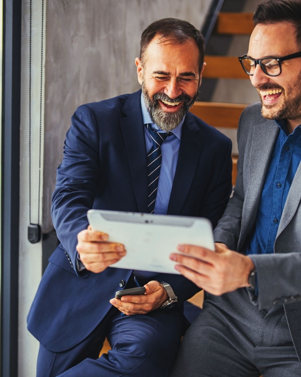 Professionals in gesprek over werk en ontwikkeling, ondersteund door AI.