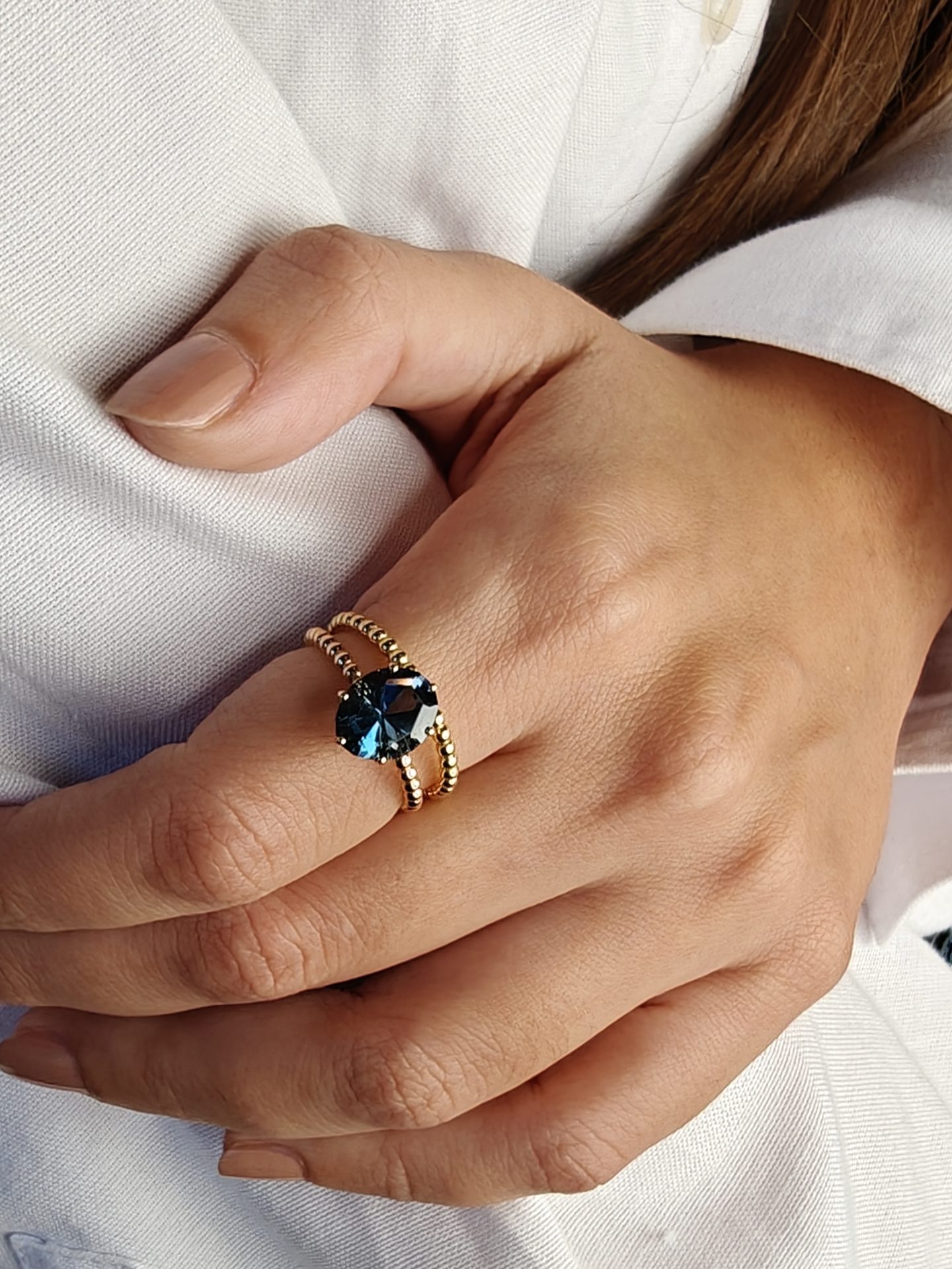 Anello Ovale Con Gemma Aureola Blu Zaffiro Pavé Di Diamanti Oro Giallo 7 Carati