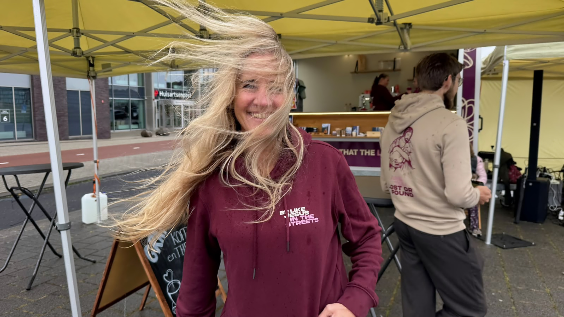 02-JITS-wind-bij-de-koffiekar
