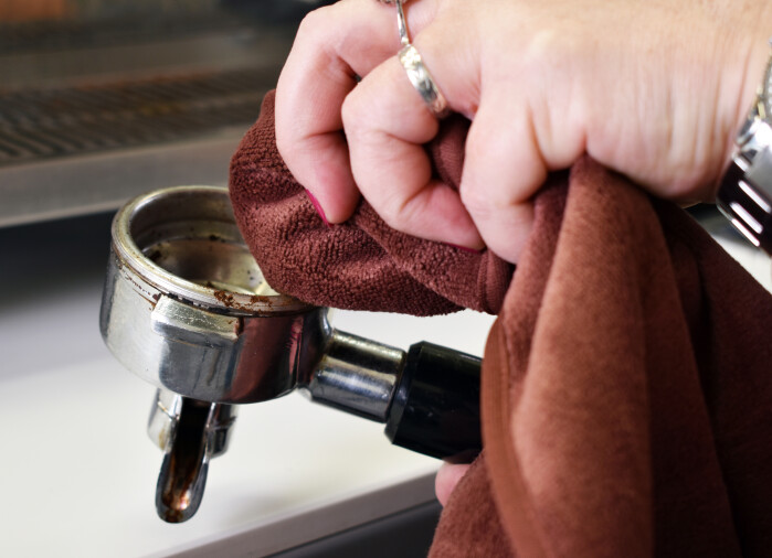 12_bls_barista_cleaning_ragwzImHc8hdtP1P