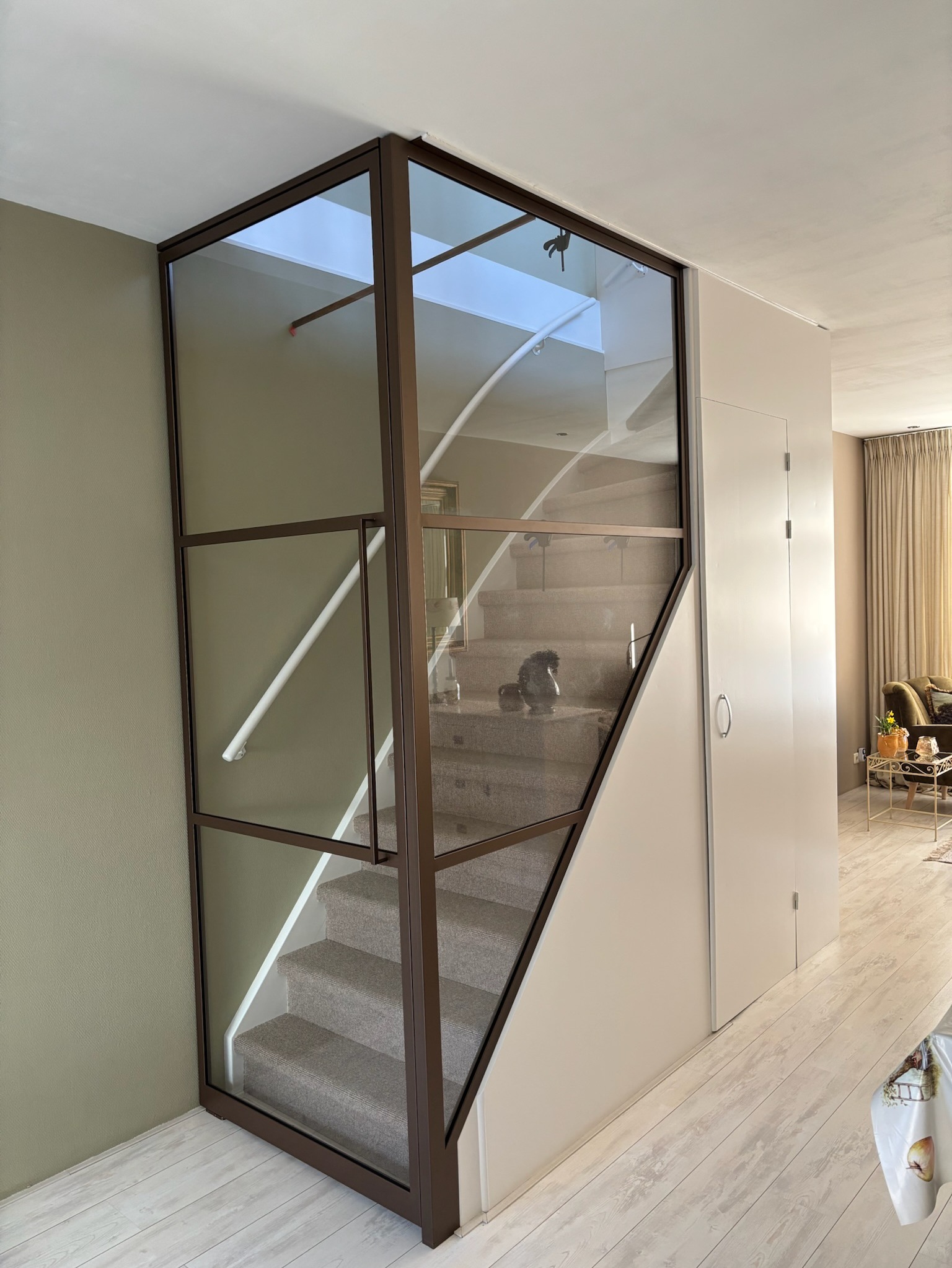 Glazen deur met zijwand bij trap