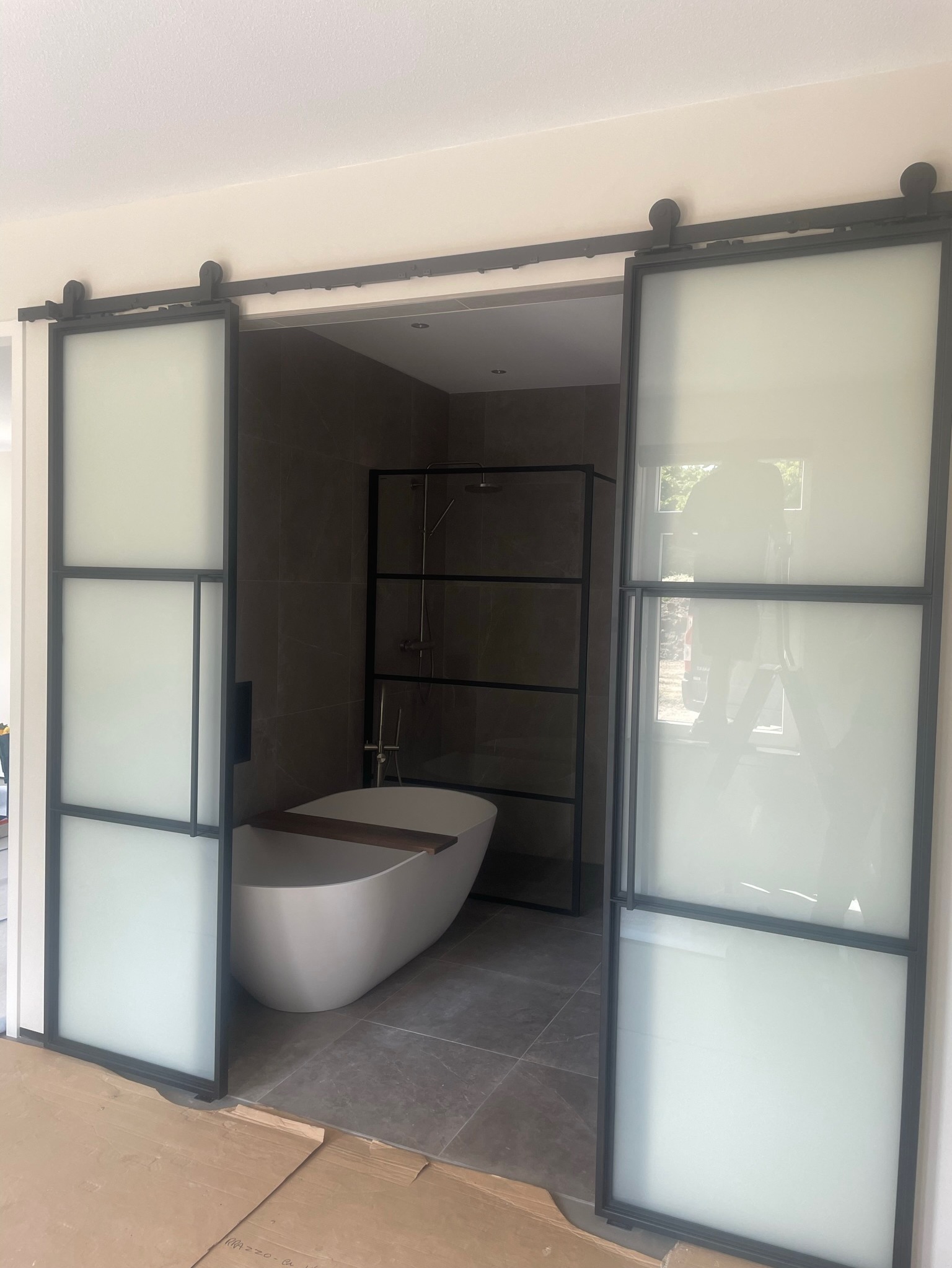 Schuifdeur met zichtbare wielen