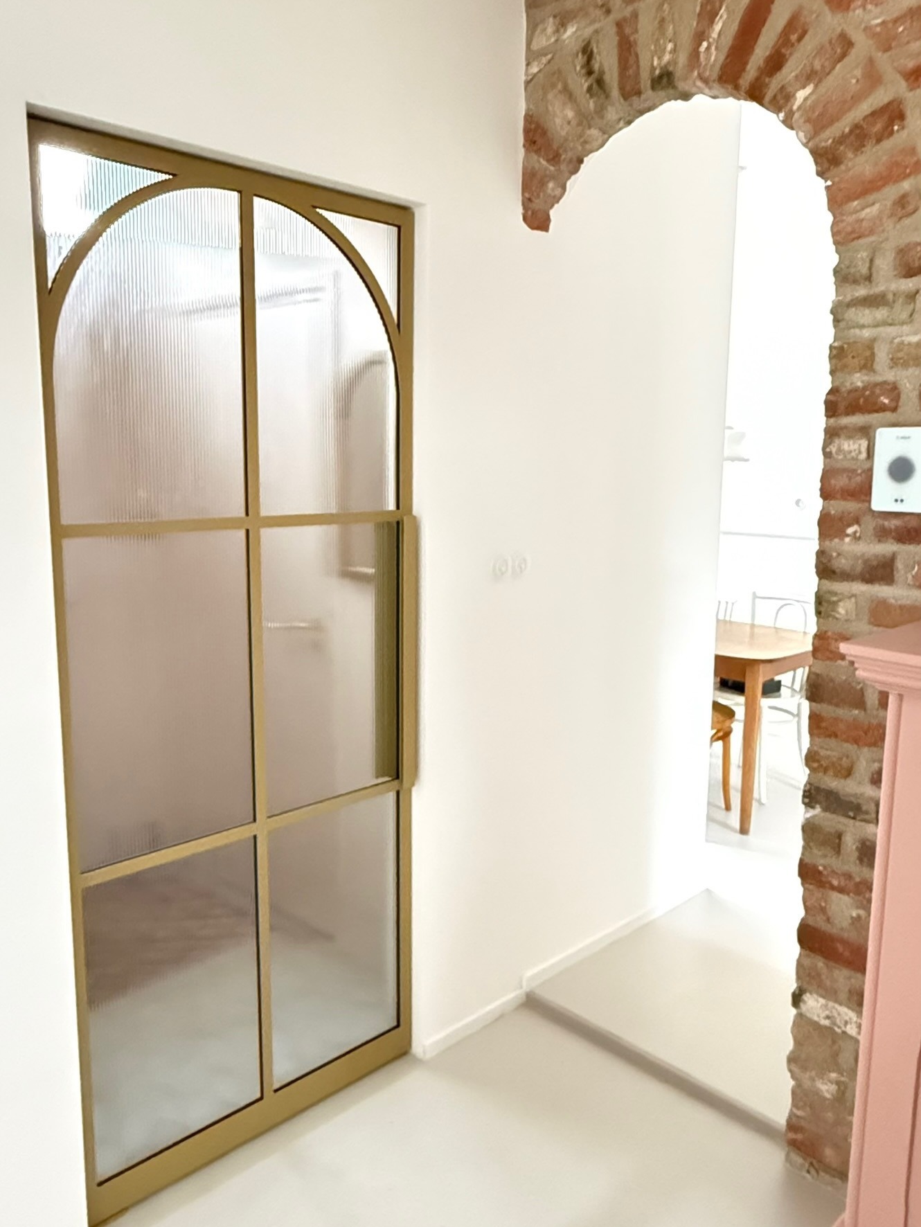 Design taatsdeur in mat goud met figuurglas in Middelburg