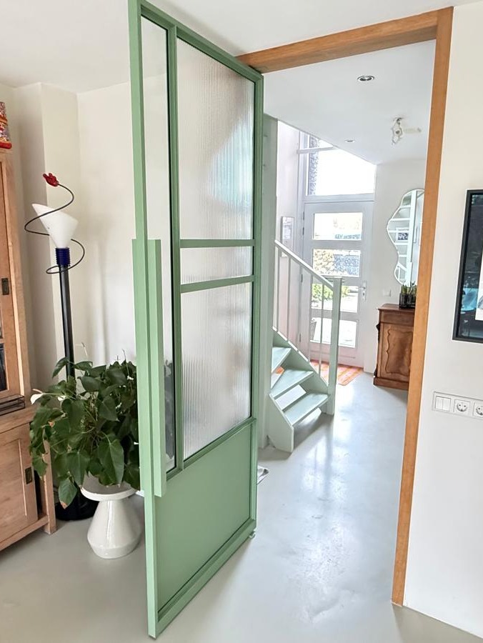 Lichtgroene stalen deur met figuurglas in Goes