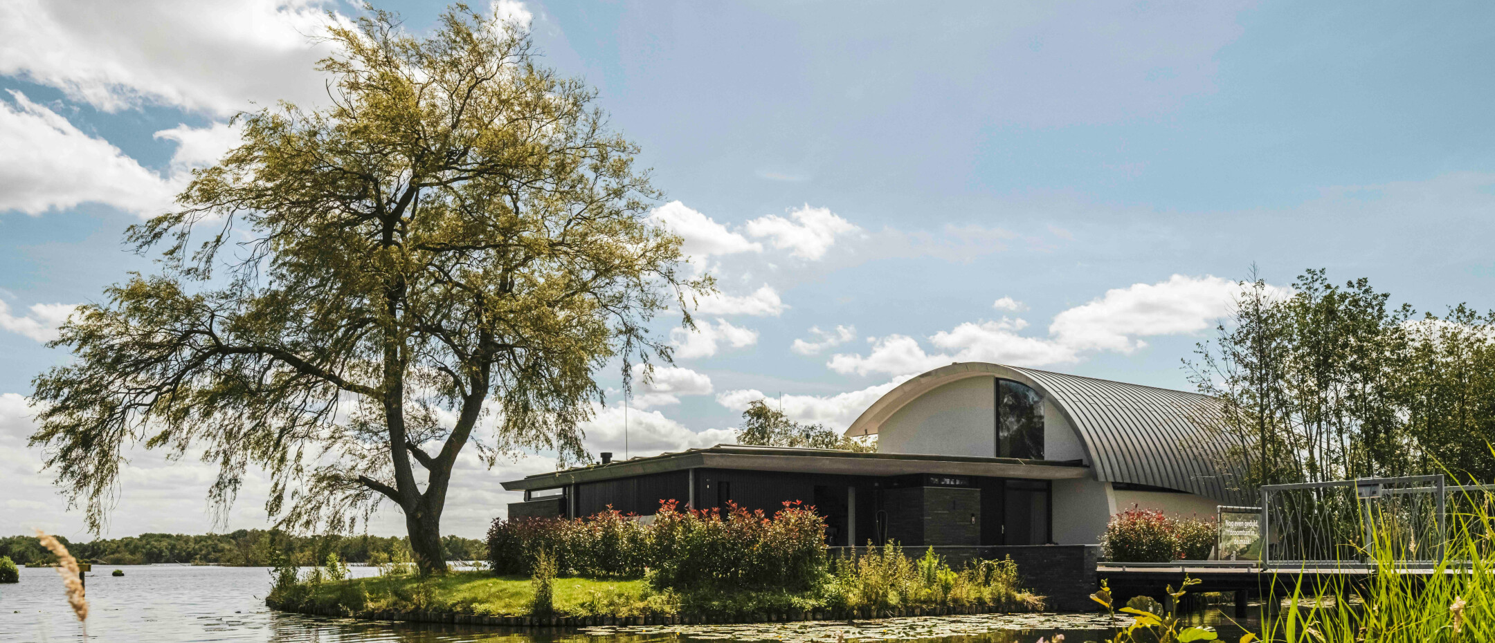 Vrijstaande villa aan het water - Mattone