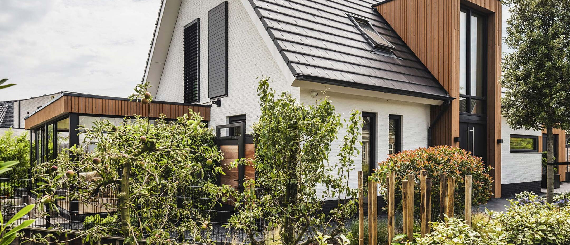 moderne villa-mattone-buitenkant-dak