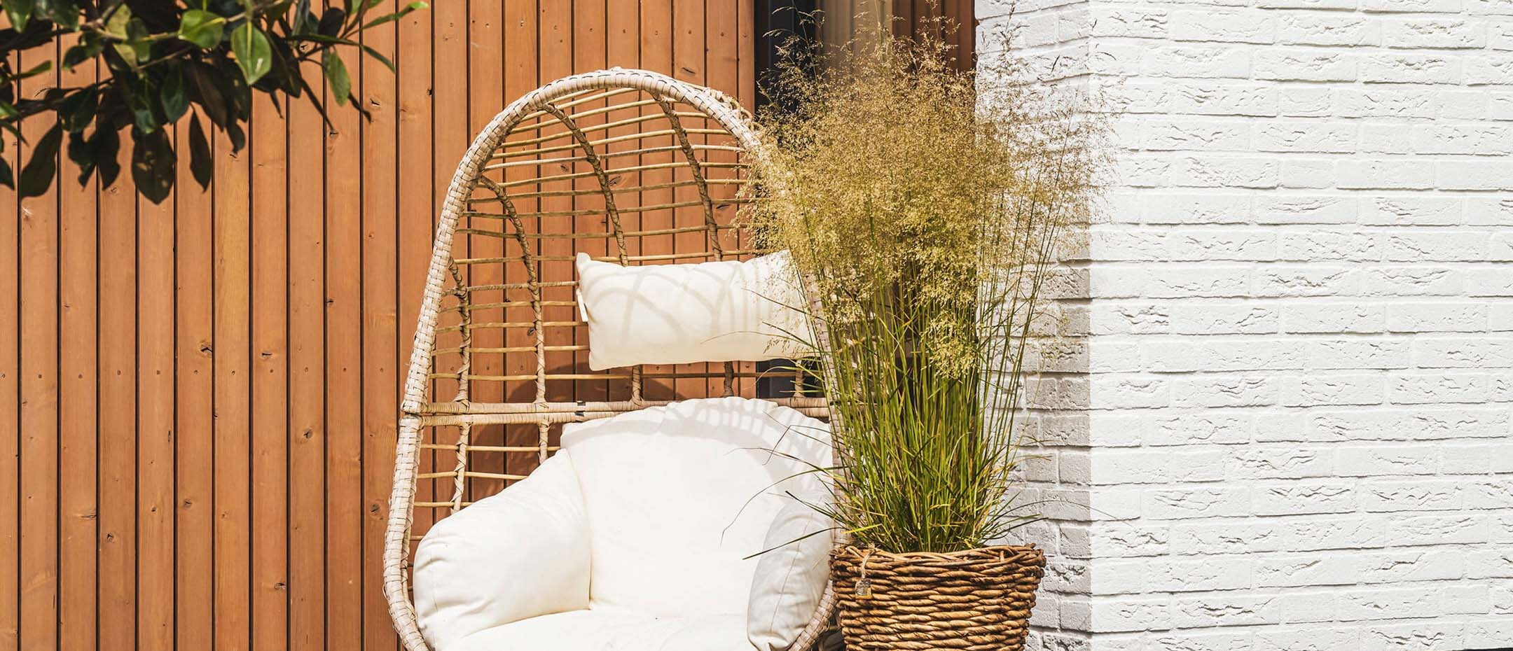 moderne villa-mattone-tuin-zitten-stoel