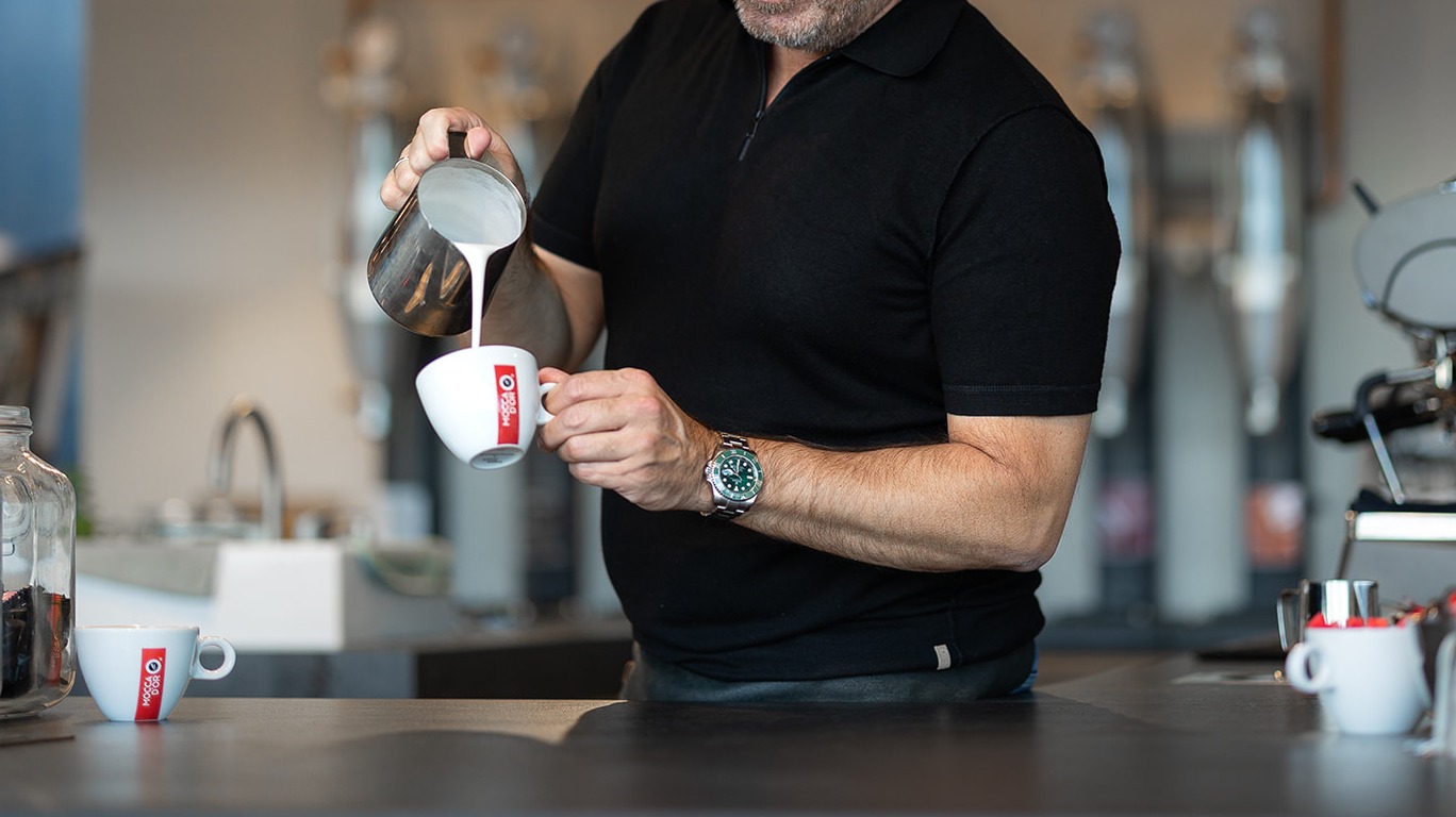 Opgeschuimde melk inschenken