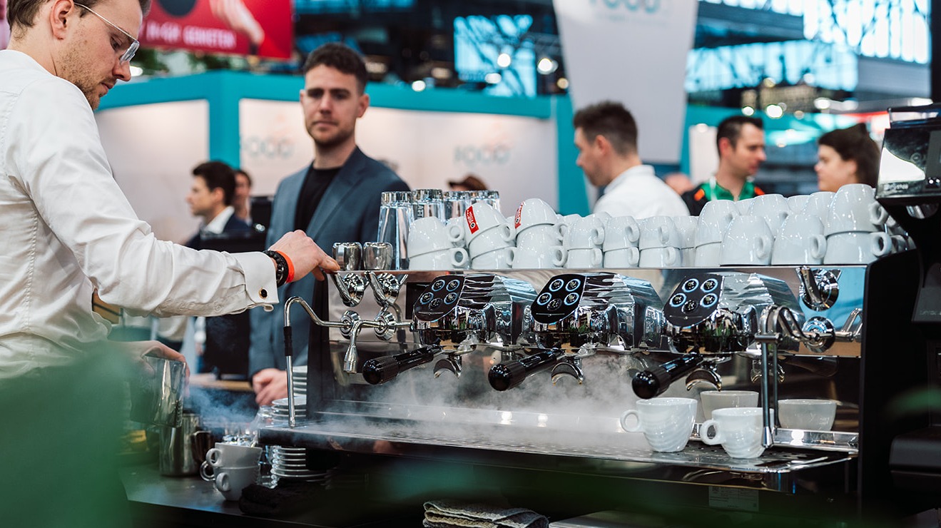 Stomen van stoompijp op koffiemachine