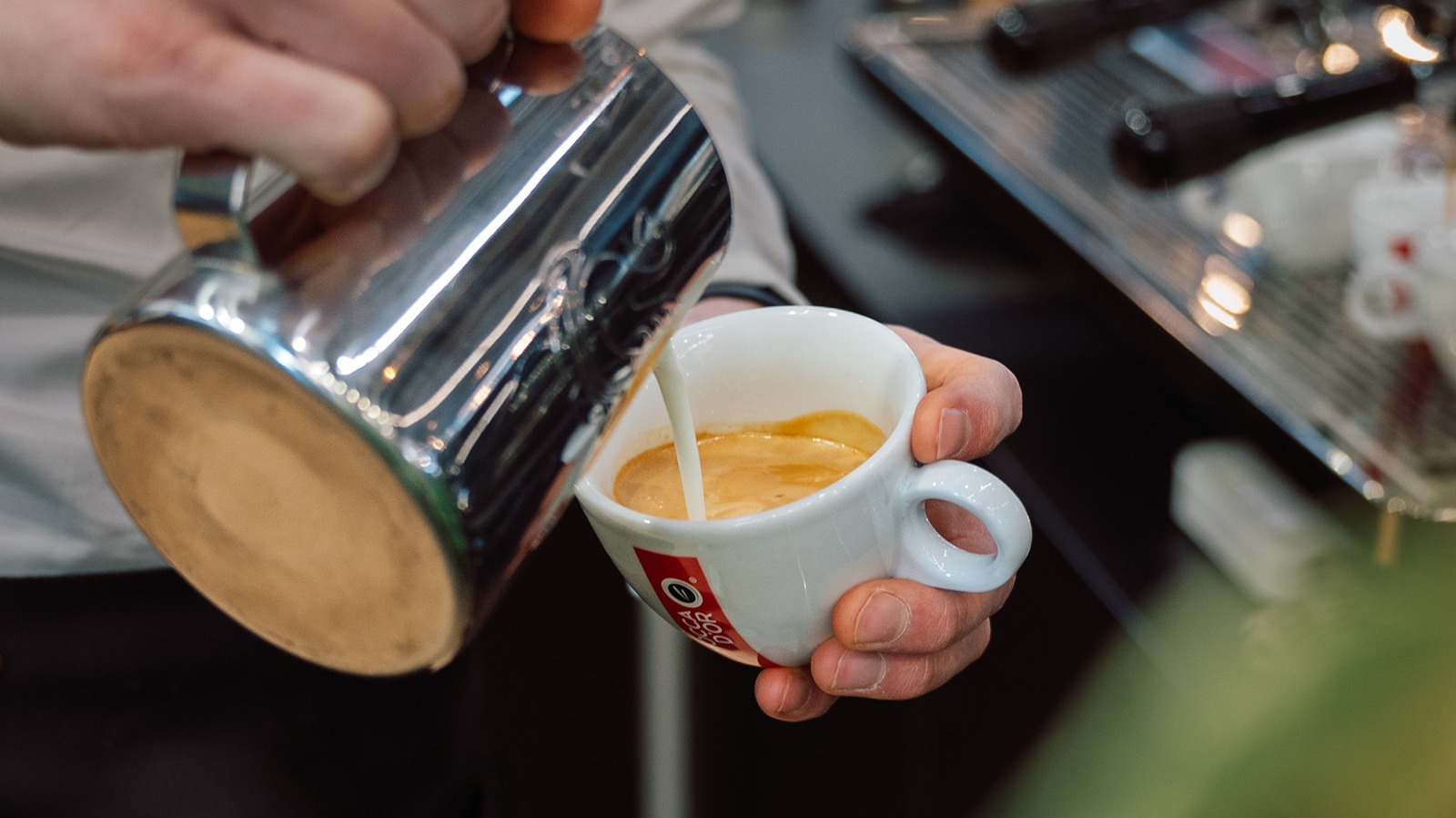 Barista maakt cappuccino