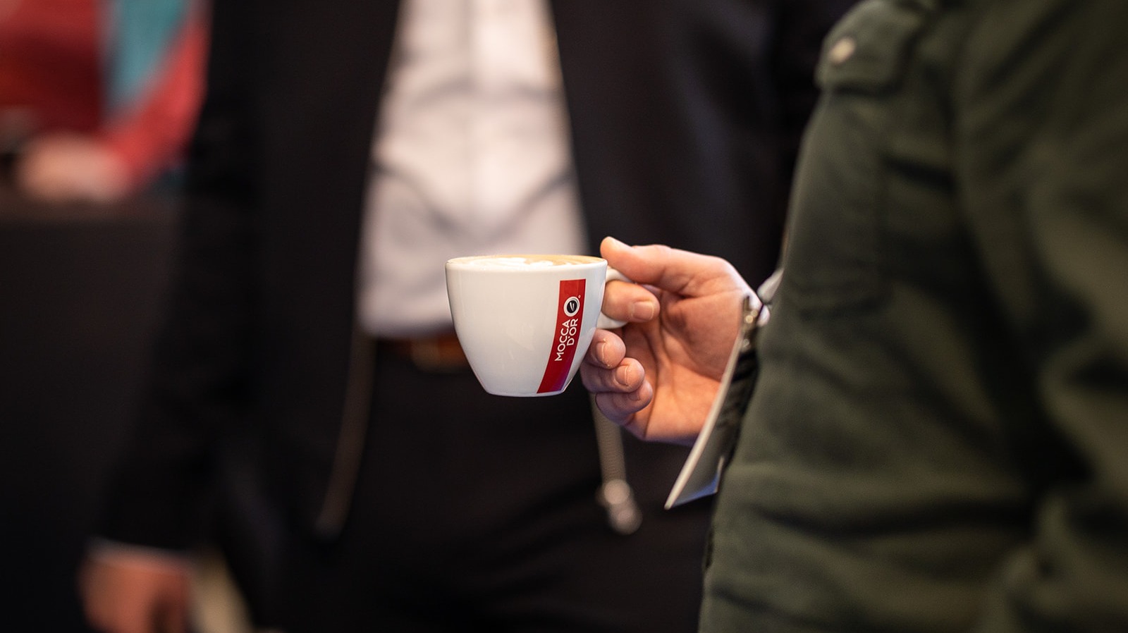 Barista maakt cappuccino