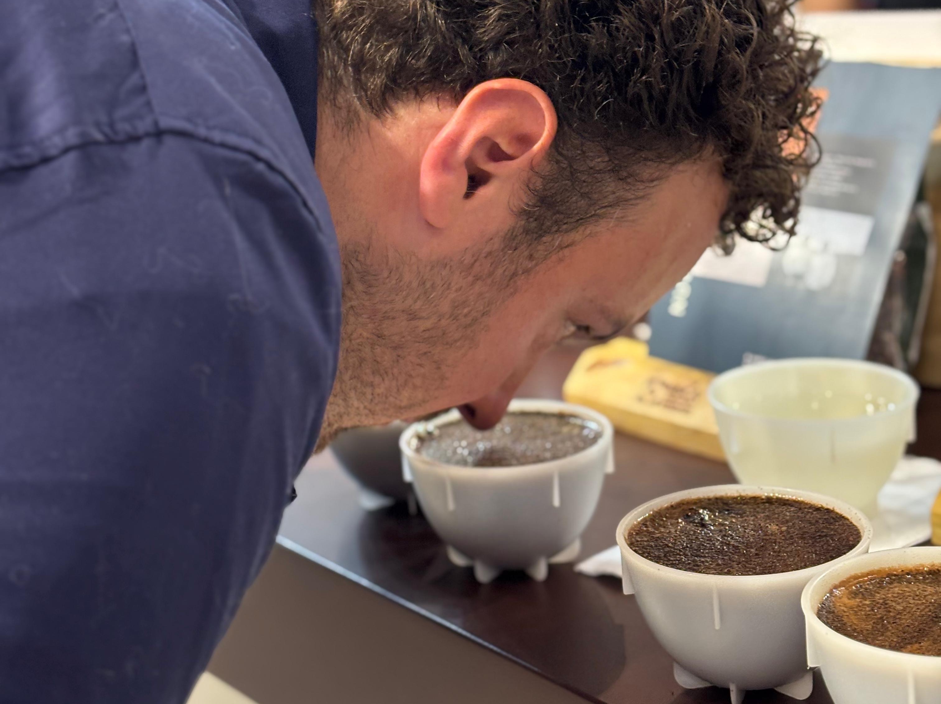 Niels ruikt nieuwe koffie oogst uit Brazilië