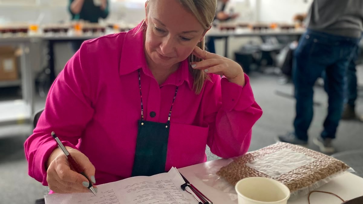 Judith beoordeelt Canephora koffies