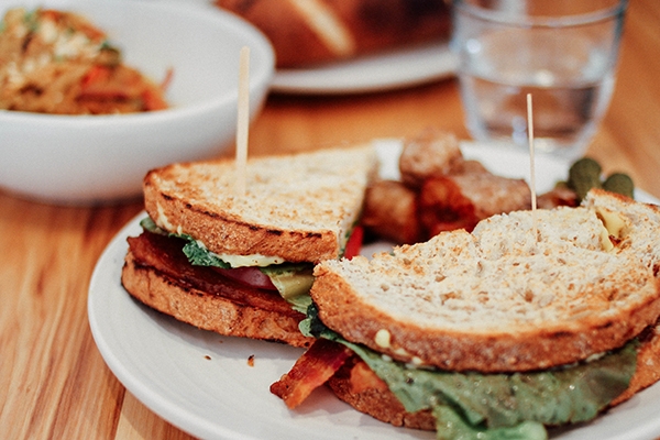 Pause déjeuner : comment faire pour manger vite et bien au travail ?