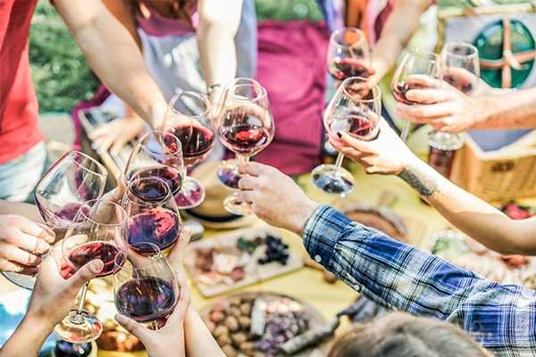 Quel vin servir pour un apéritif convivial ?