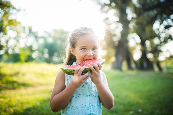 Fortes chaleurs et enfants : Top 5 des aliments ultra-rafraîchissants
