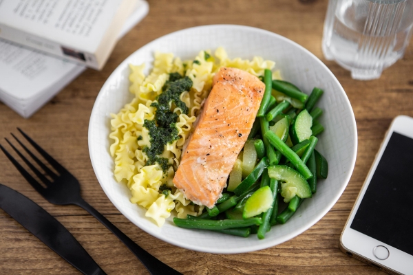Pavé de saumon, fusilli festonate au pesto et légumes verts