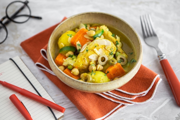 Tajine de légumes et de poulet, olives vertes et amandes