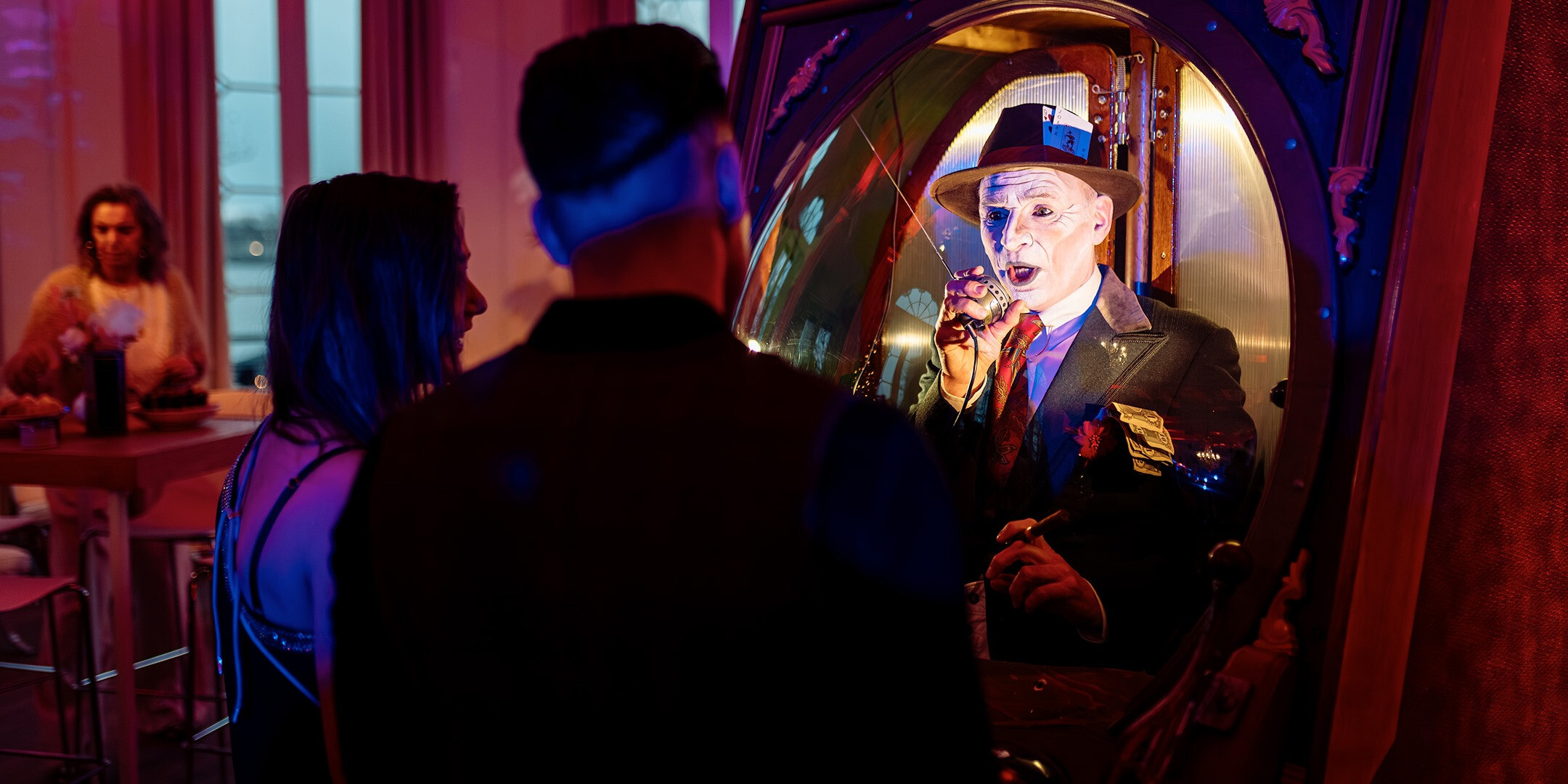 performer-announcer-vopak-roaring twenties-peaky blinders
