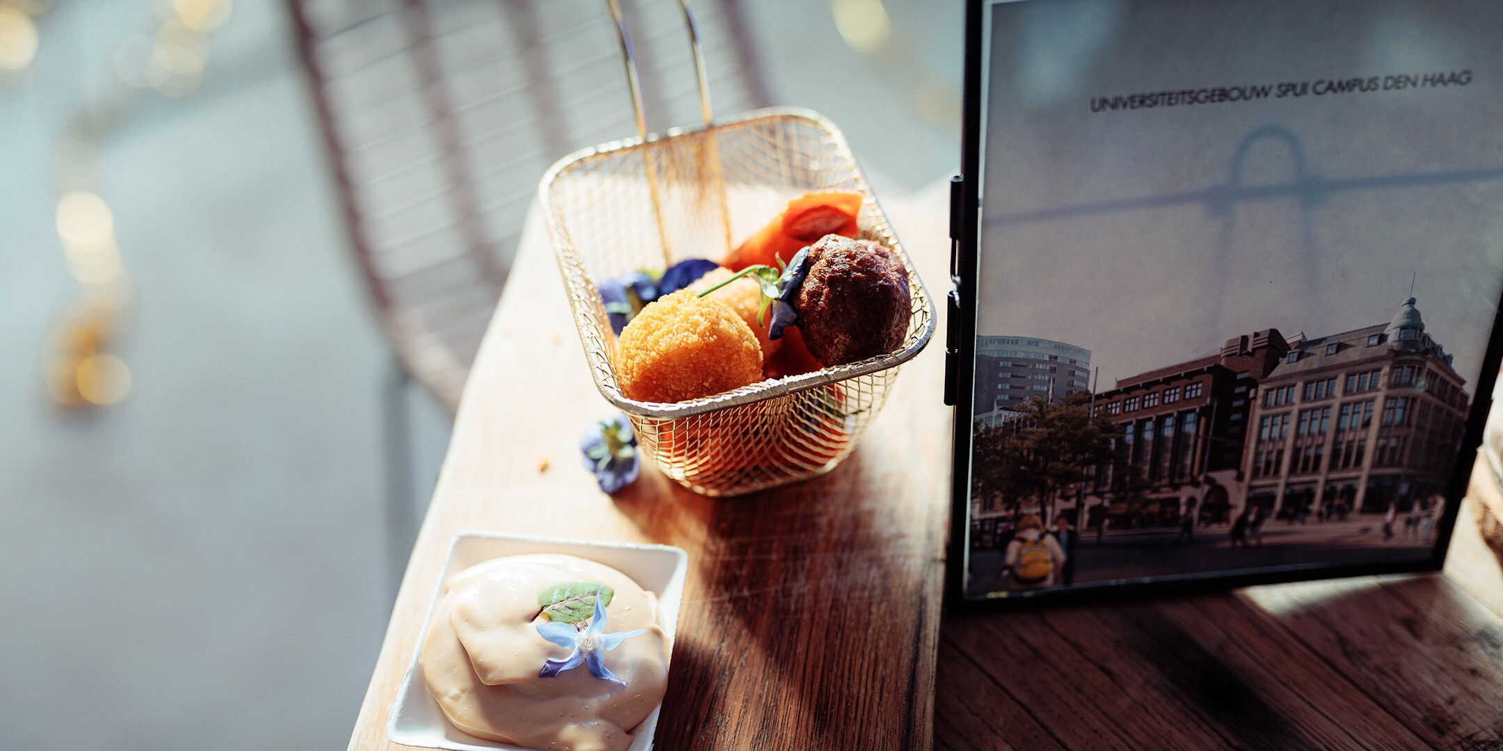 Universiteitsgebouw spui - catering - hapjes-bitterbal