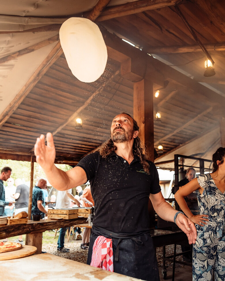 Pizzabakker op locatie tijdens je personeelsweekend met Raad & Daad