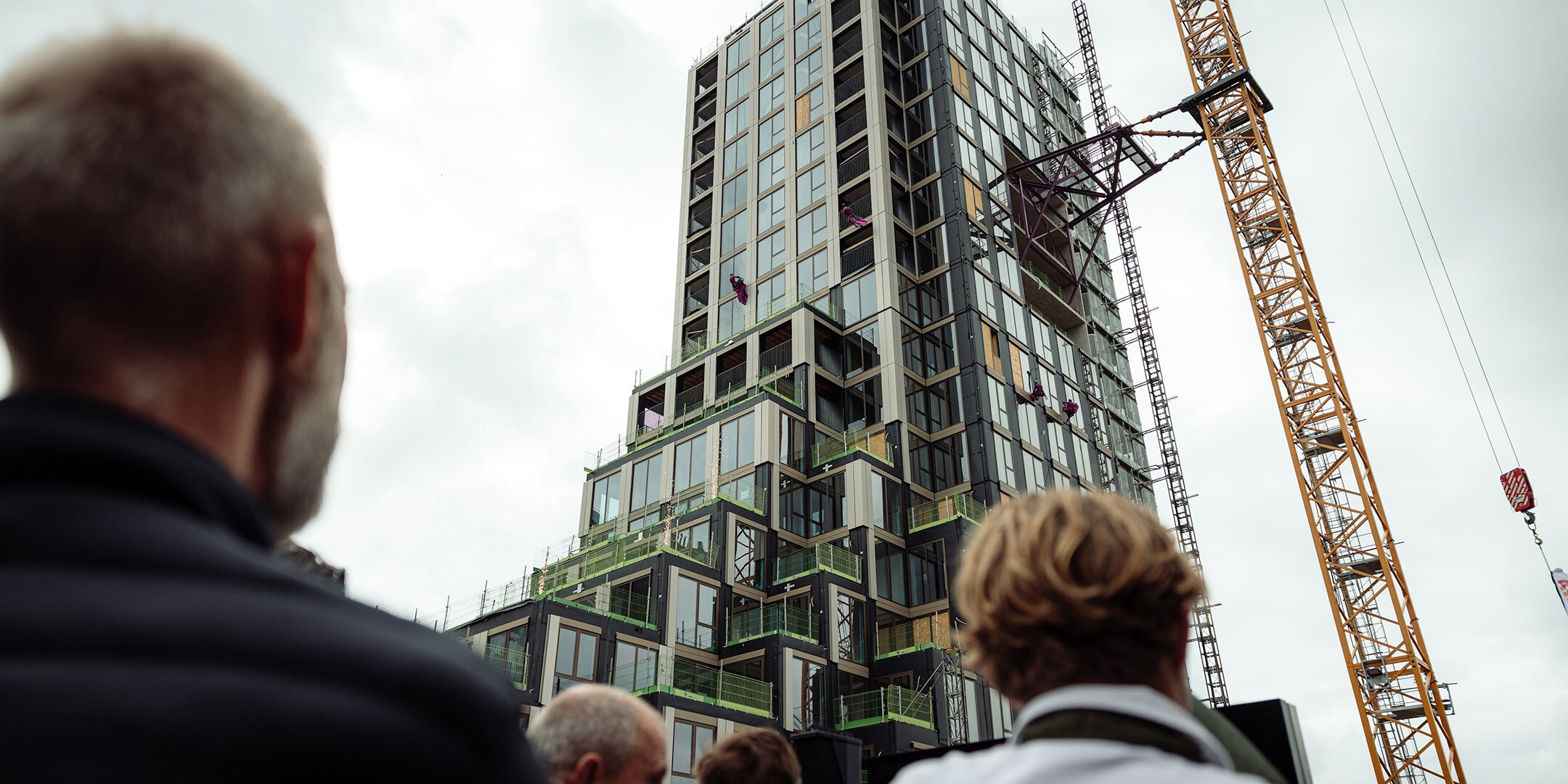 relaties-kj-denhaag-hoogste punt-dansvoorstelling-abseilen-verticale dans-2