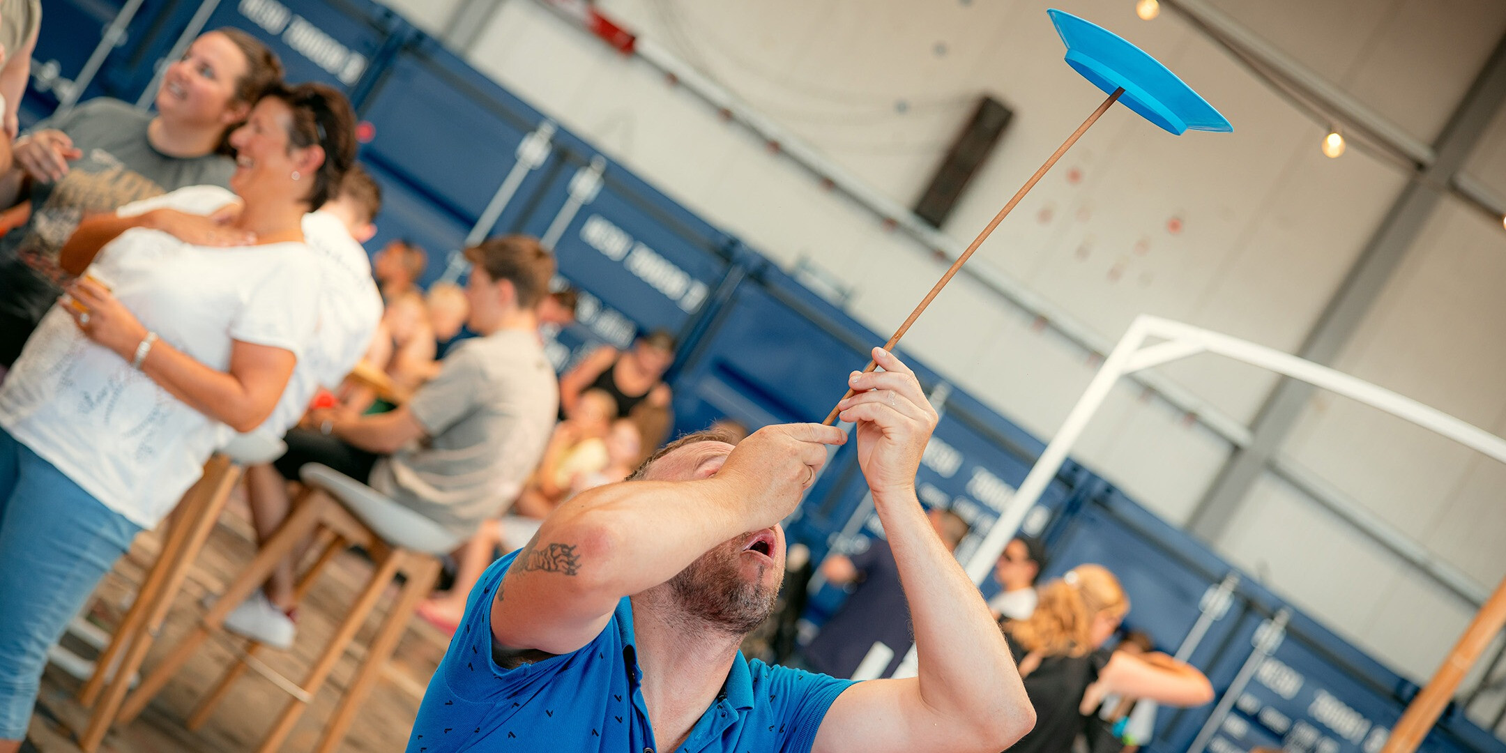 Hacon-familiedag-circus-raad daad-acrobaat-clown-balanceren
