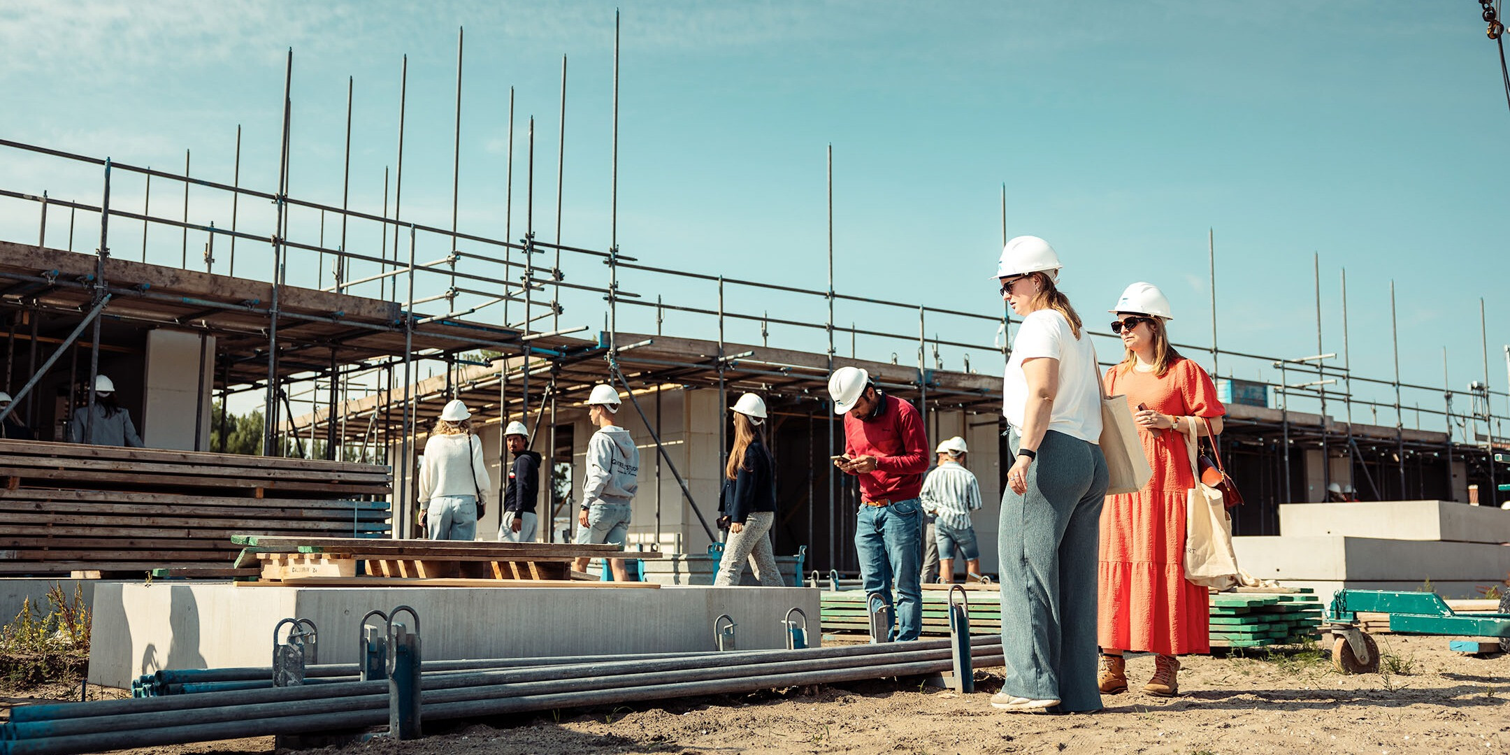 start bouw-nieuw rijnvaert-adriaan van erk-bouwplaats-rondleiding-bewoners (1)