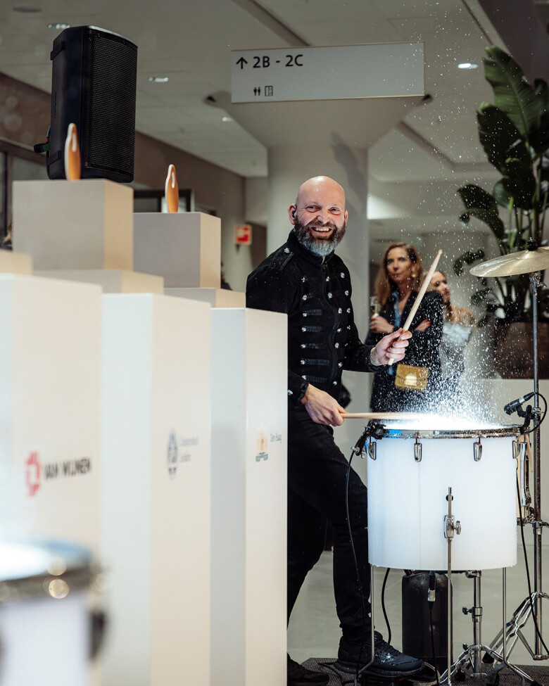 Blauwe loper - universiteitsgebouw Den Haag