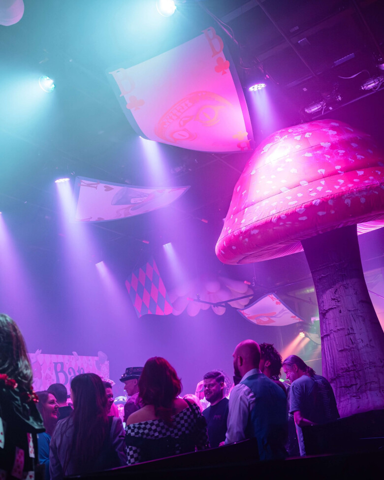 GLRious Madness feestzaal met XL paddenstoelen