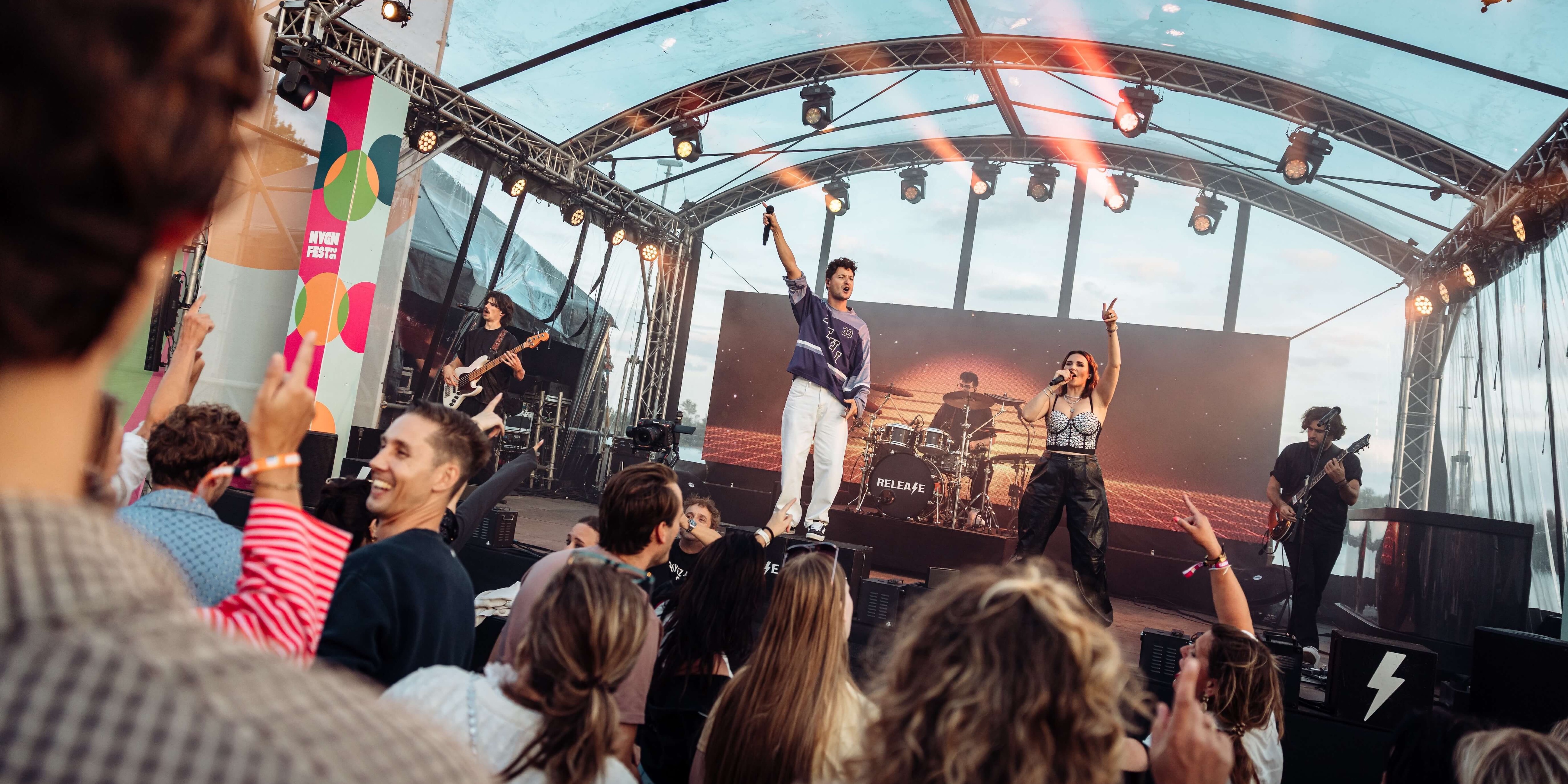 mvgm-fest-bedrijfsfestival-hoofdpodium-band