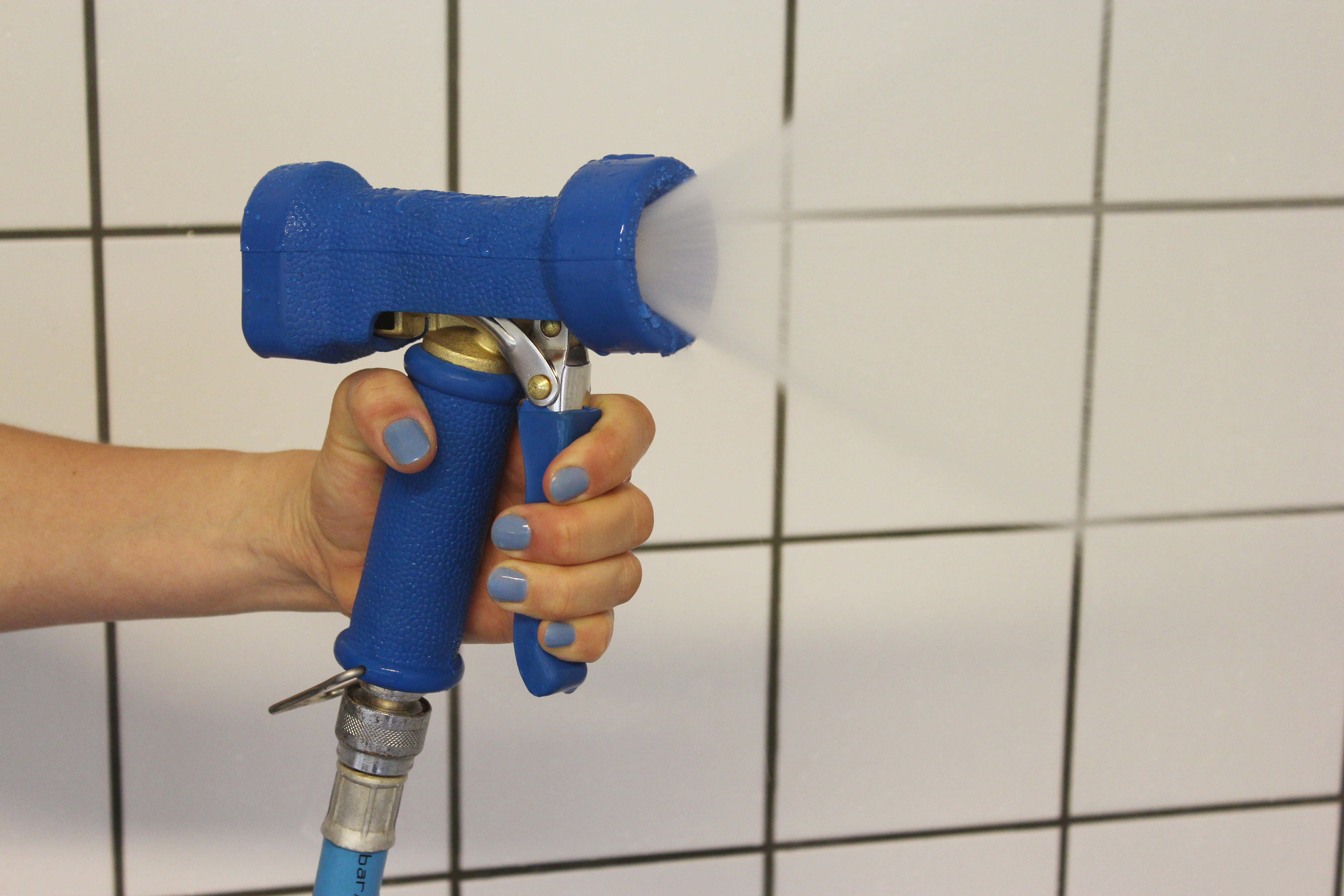 0071223_vikan-93244-heavy-duty-waterpistool-rood-25bar