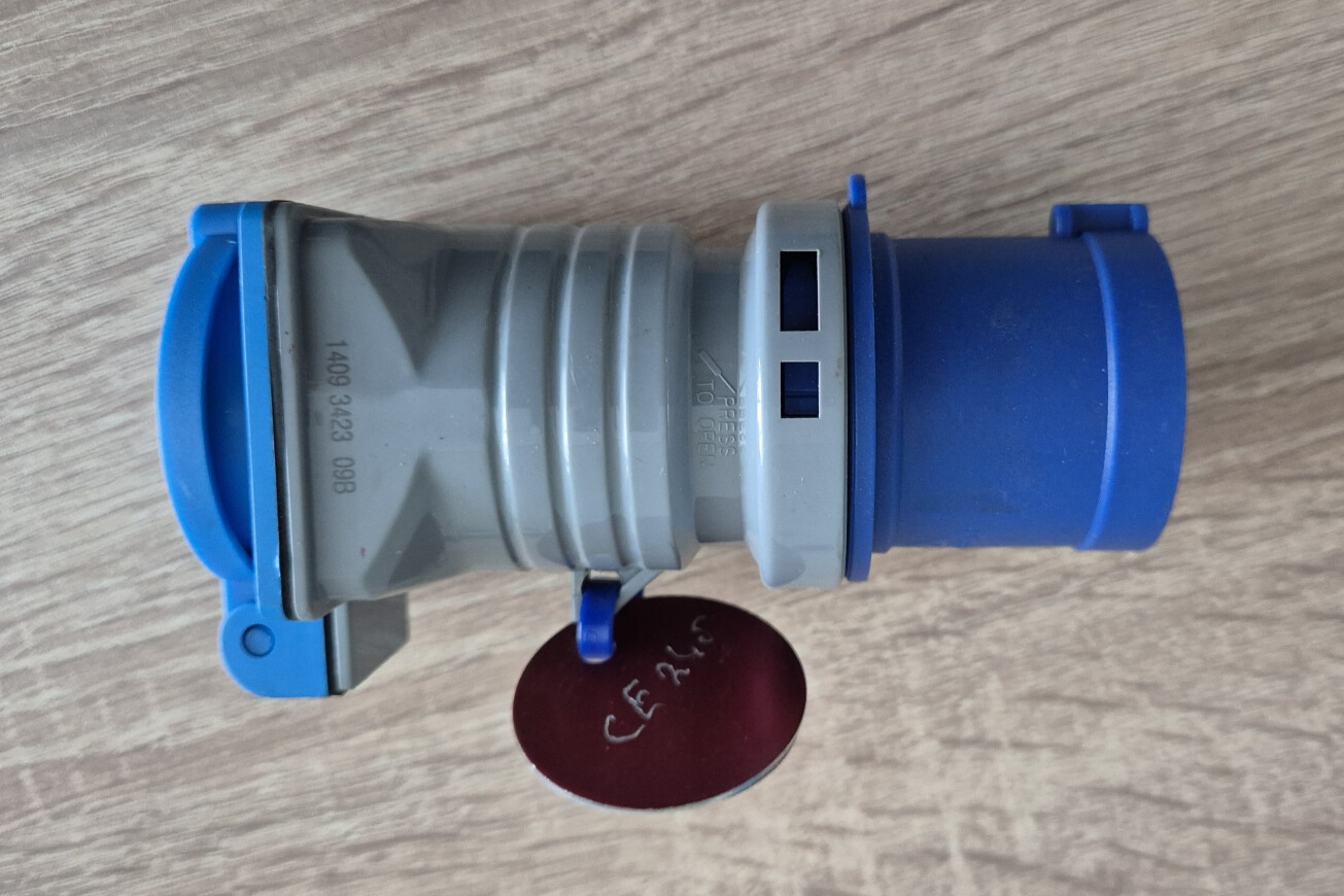 Verloop 230V CEE male naar 230V RA female