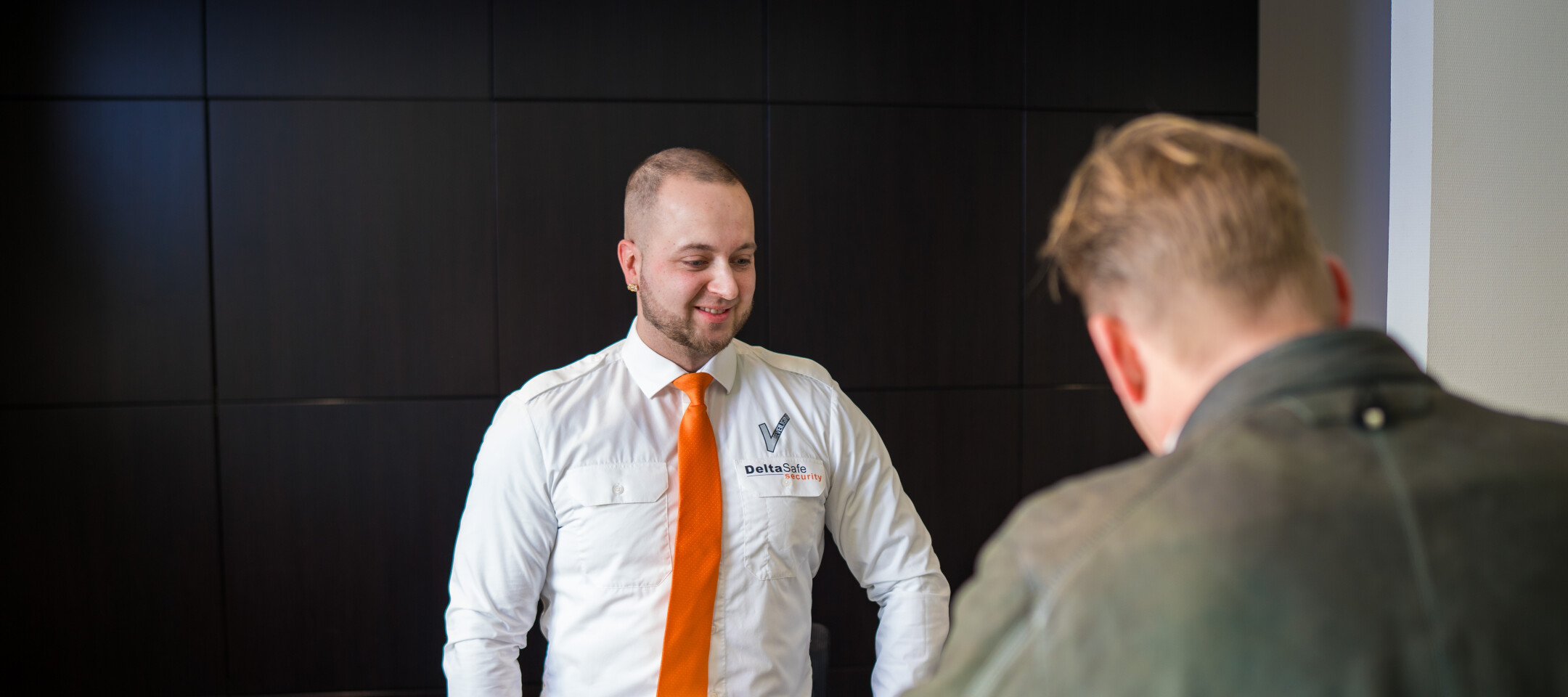 Brandweerpersoneel met ademluchtbescherming