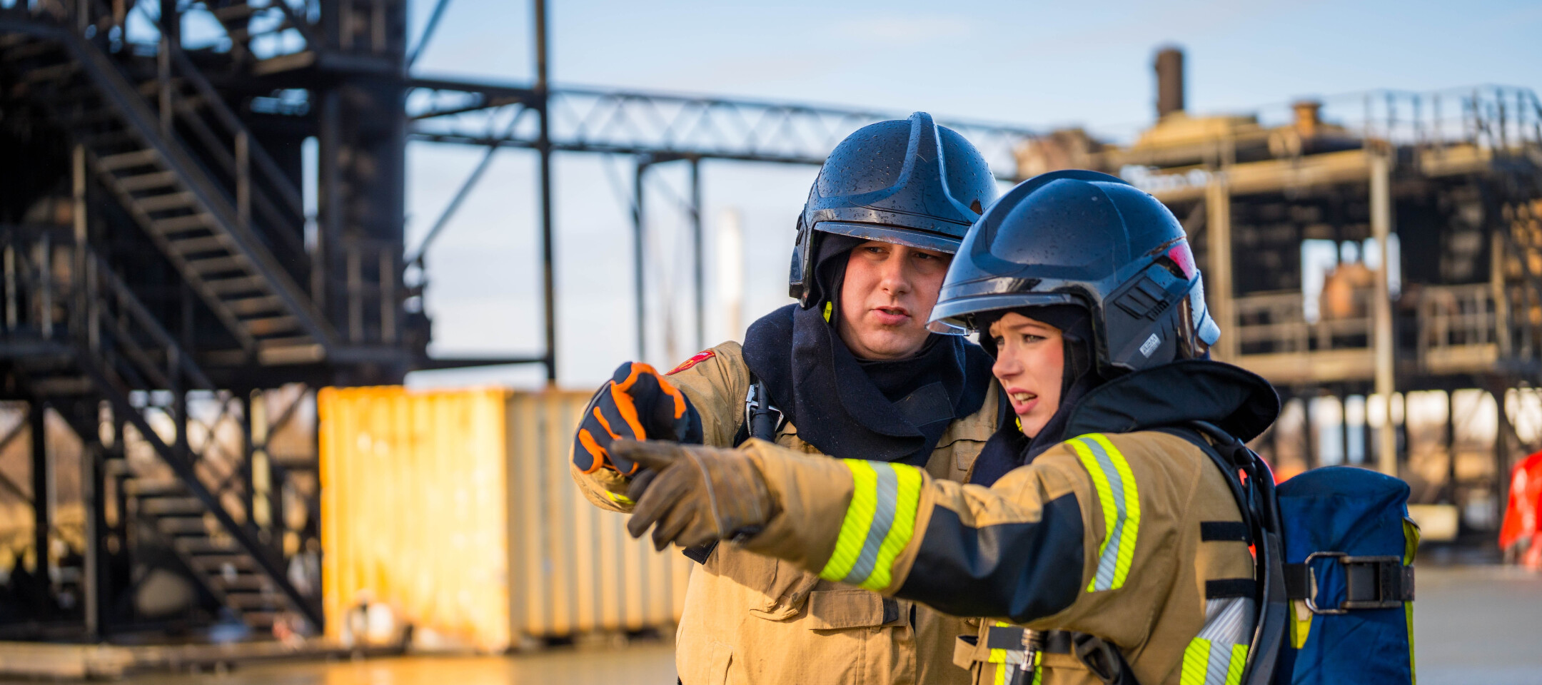 Brandweermannen voor tankauto