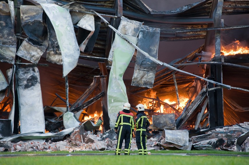 Nablussen van grote bedrijfsbranden door particuliere brandbestrijdingsorganisaties