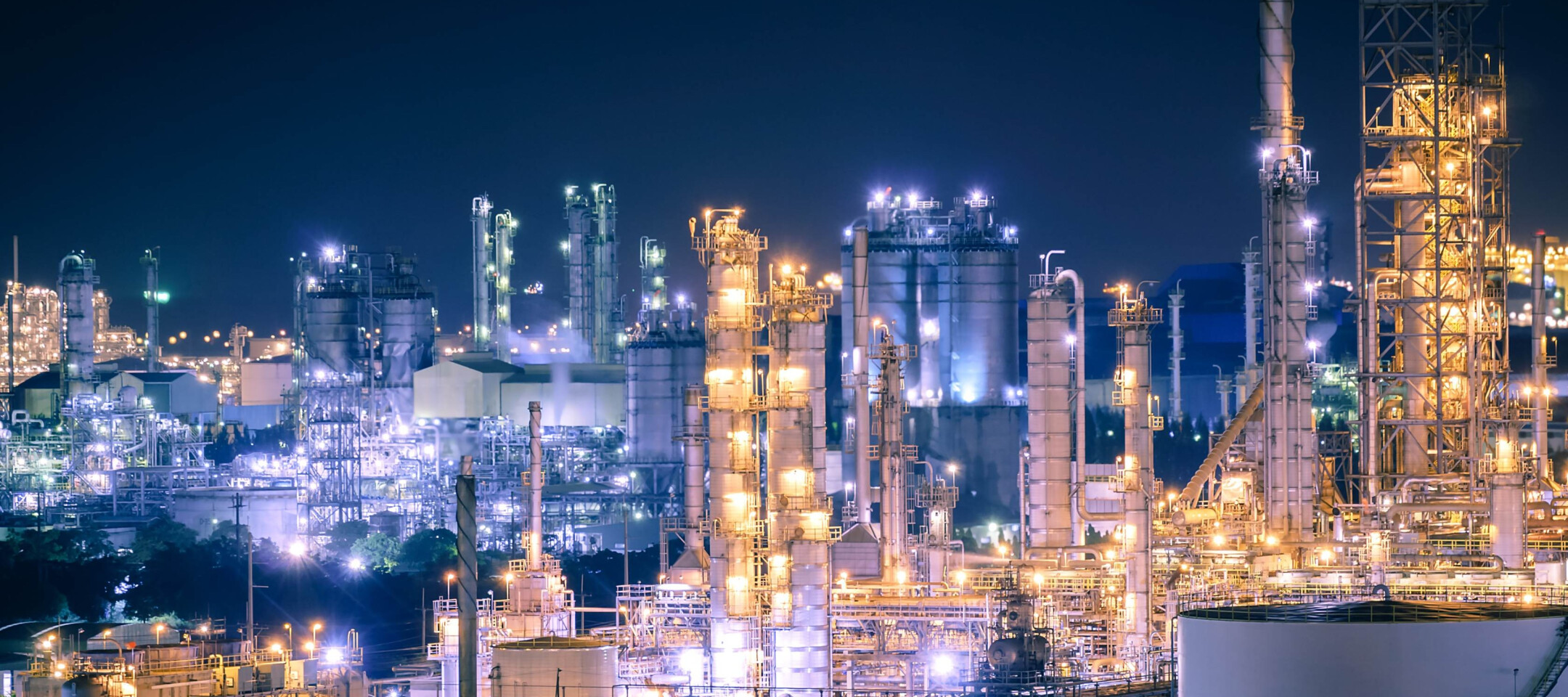Petrochemische installatie waar BHV, noodplannen en crisisvoorbereiding belangrijk zijn.