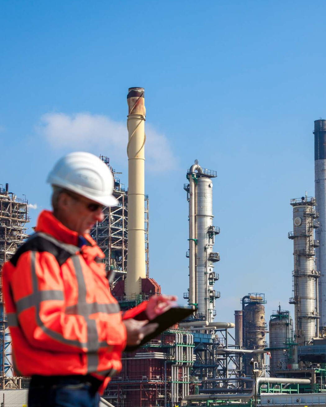 Medewerker op een petrochemische locatie waar voorbereiding op incidenten en BHV essentieel zijn.