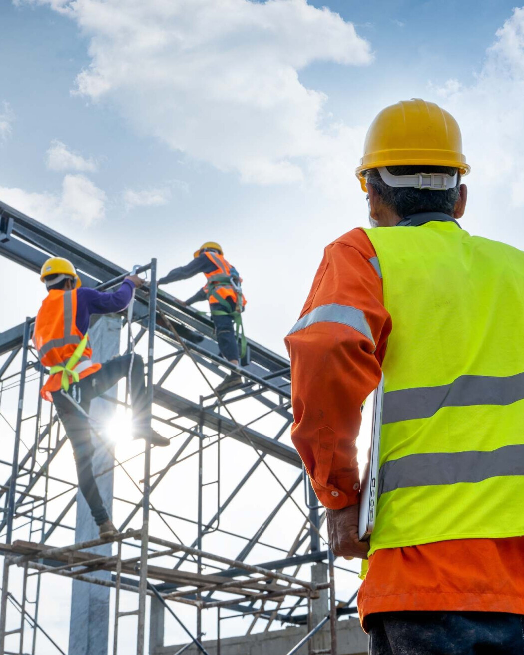 Bouwmedewerkers oefenen veilig werken en BHV op een bouwlocatie.